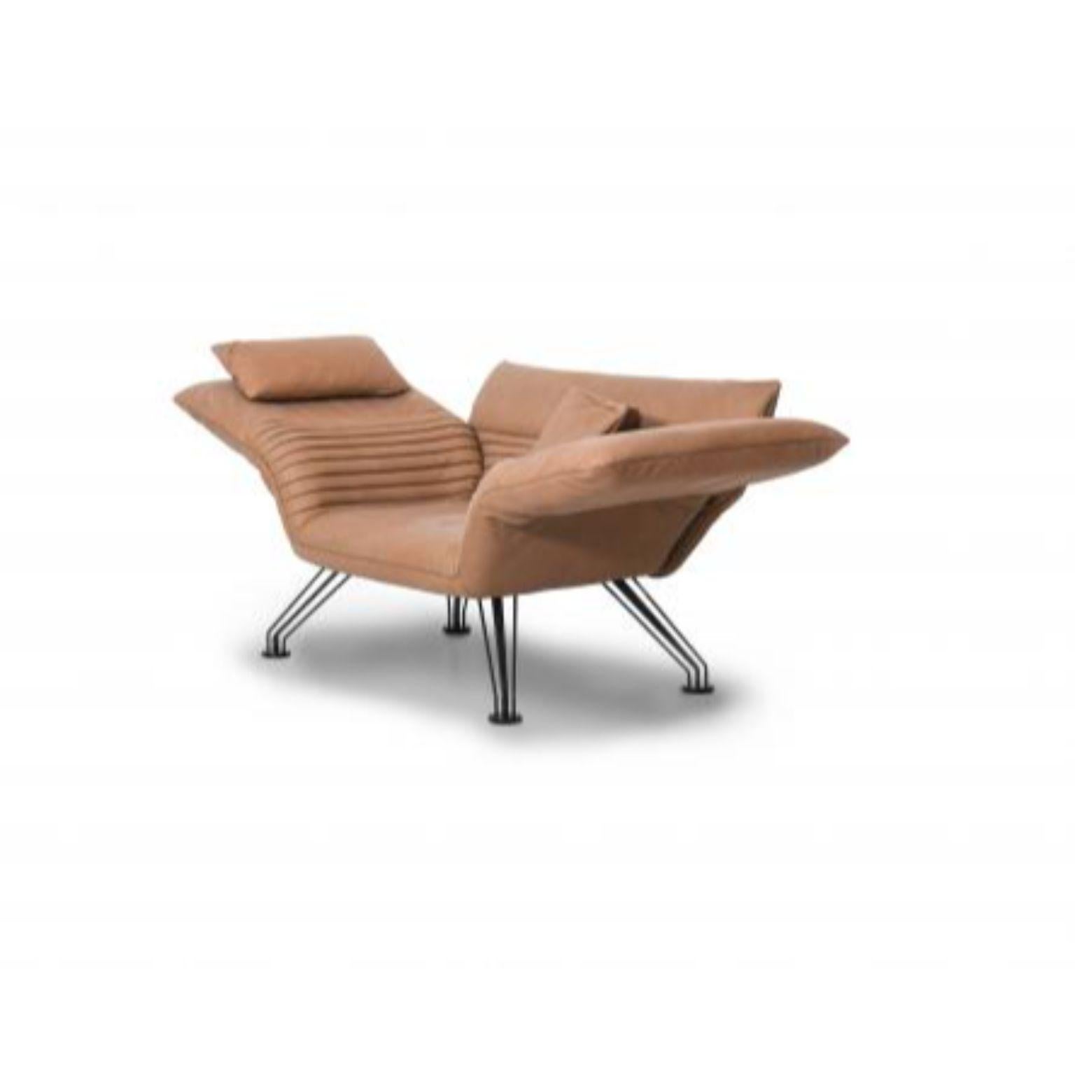 DS-142 multifunctional lounge chair by De Sede
Designer: Winfried Totzek
Dimensions: D 82-98 x W 160-198 x H 56-97 cm
Materials: Black metal feet, 5-spoke base, leather

A place to sit or lie down upon, every time 
 
A piece of furniture that