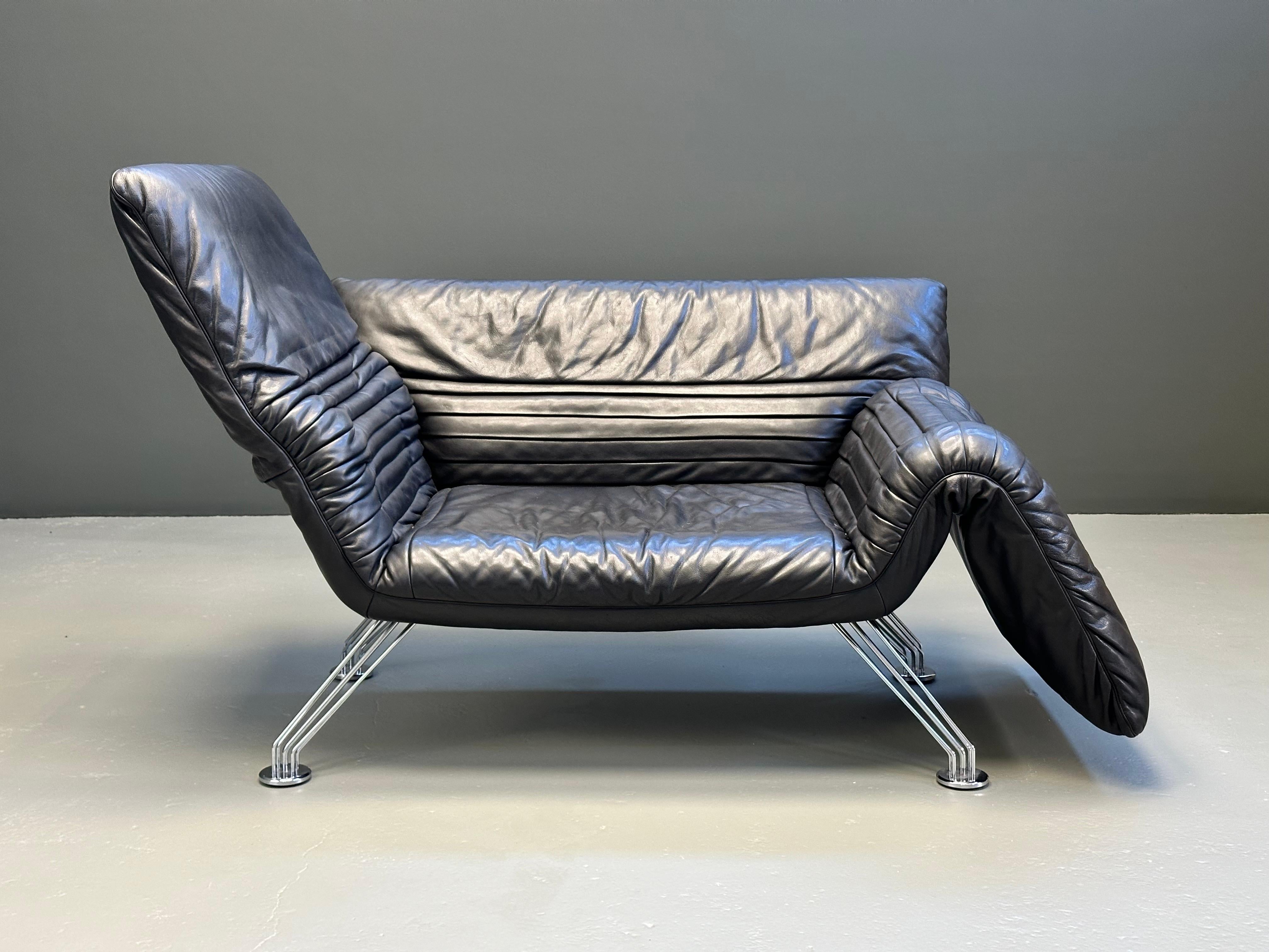 DS 142 loveseat-daybed-sofa designed by Winfried Totzek for Desede.

Made out of black leather with chromed legs.

The Sofa is adjustable in many ways  and provide a lot of seating positions. 

There is a second identical piece available

1980s -