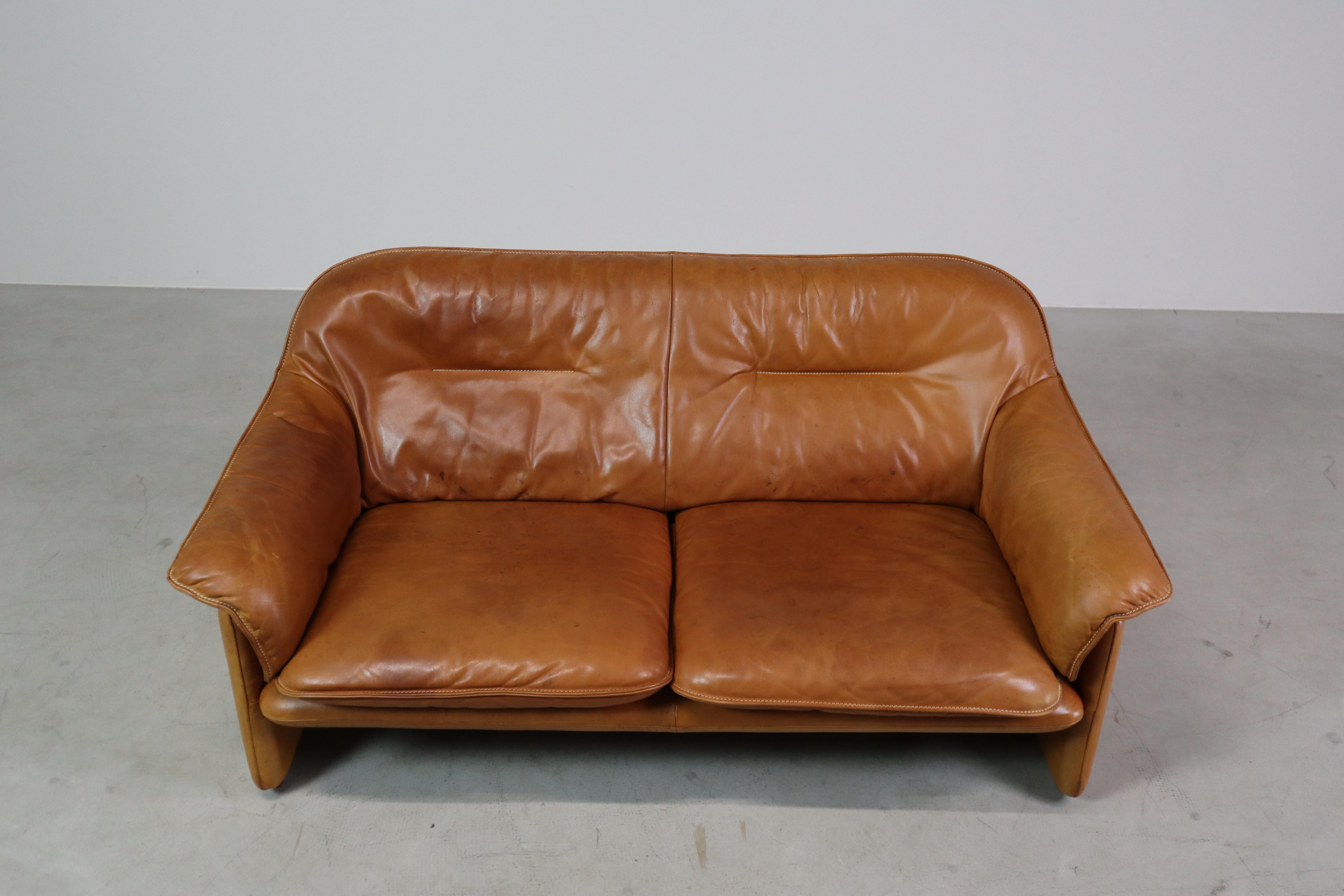 Canapé en cuir DS-16 de De Sede, Suisse, datant des années 1970.
Ce siège trois places présente les accoudoirs arrondis, la conception modulaire des coussins et le savoir-faire suisse exceptionnel qui ont fait la renommée de De Sede.

Tapissée de