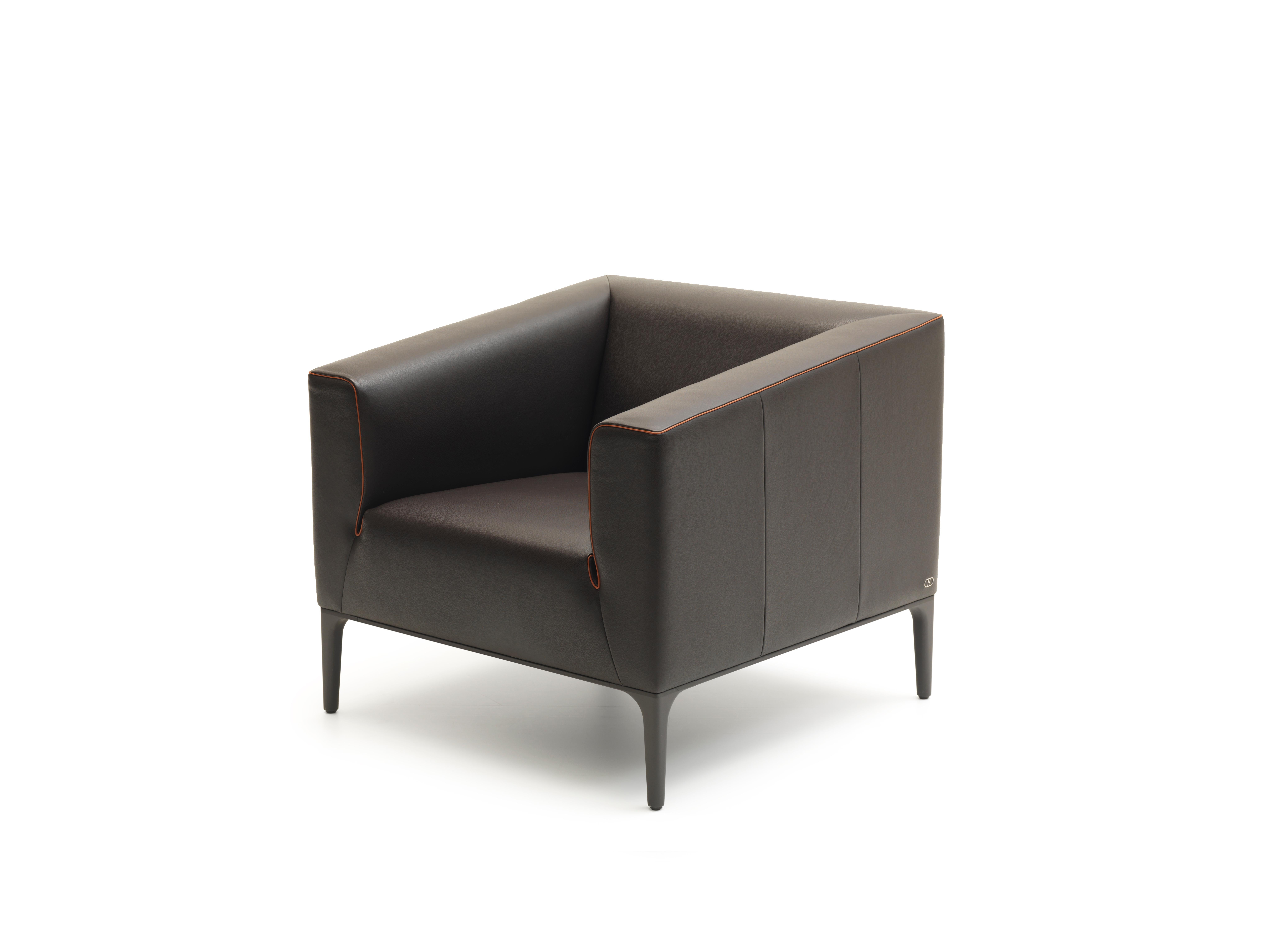 DS-161 armchair by De Sede
Dimensions: D 54 x W 79 x H 72 cm
Materials: aluminium, leather

Prices may change according to the chosen materials and size. 

A linear outer contour and round interior – the elegant piping of the contour focuses