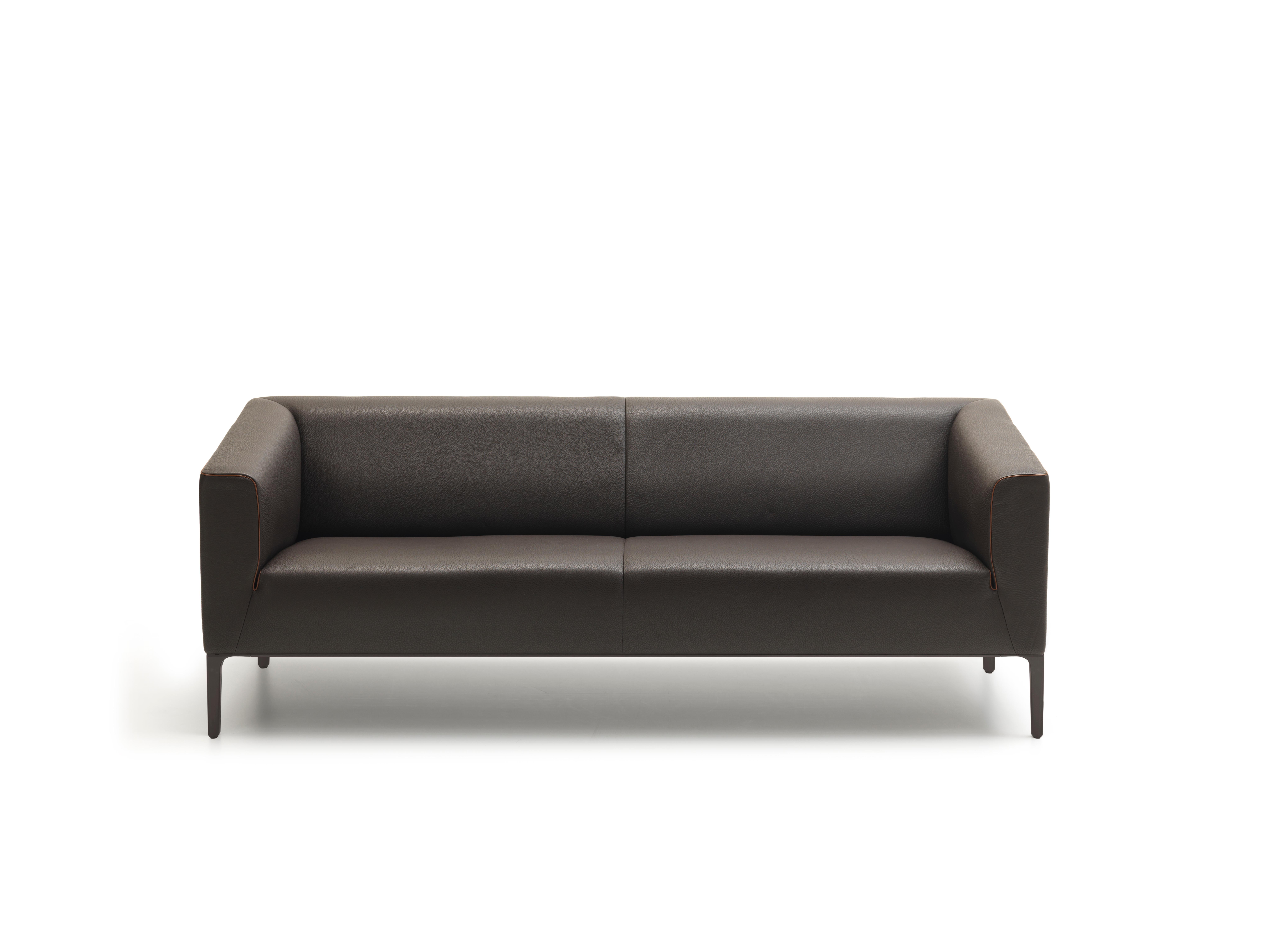 DS-161 sofa by De Sede
Dimensions: D 54 x W 196 x H 72 cm
Materials: aluminium, leather

Prices may change according to the chosen materials and size. 

A linear outer contour and round interior – the elegant piping of the contour focuses the