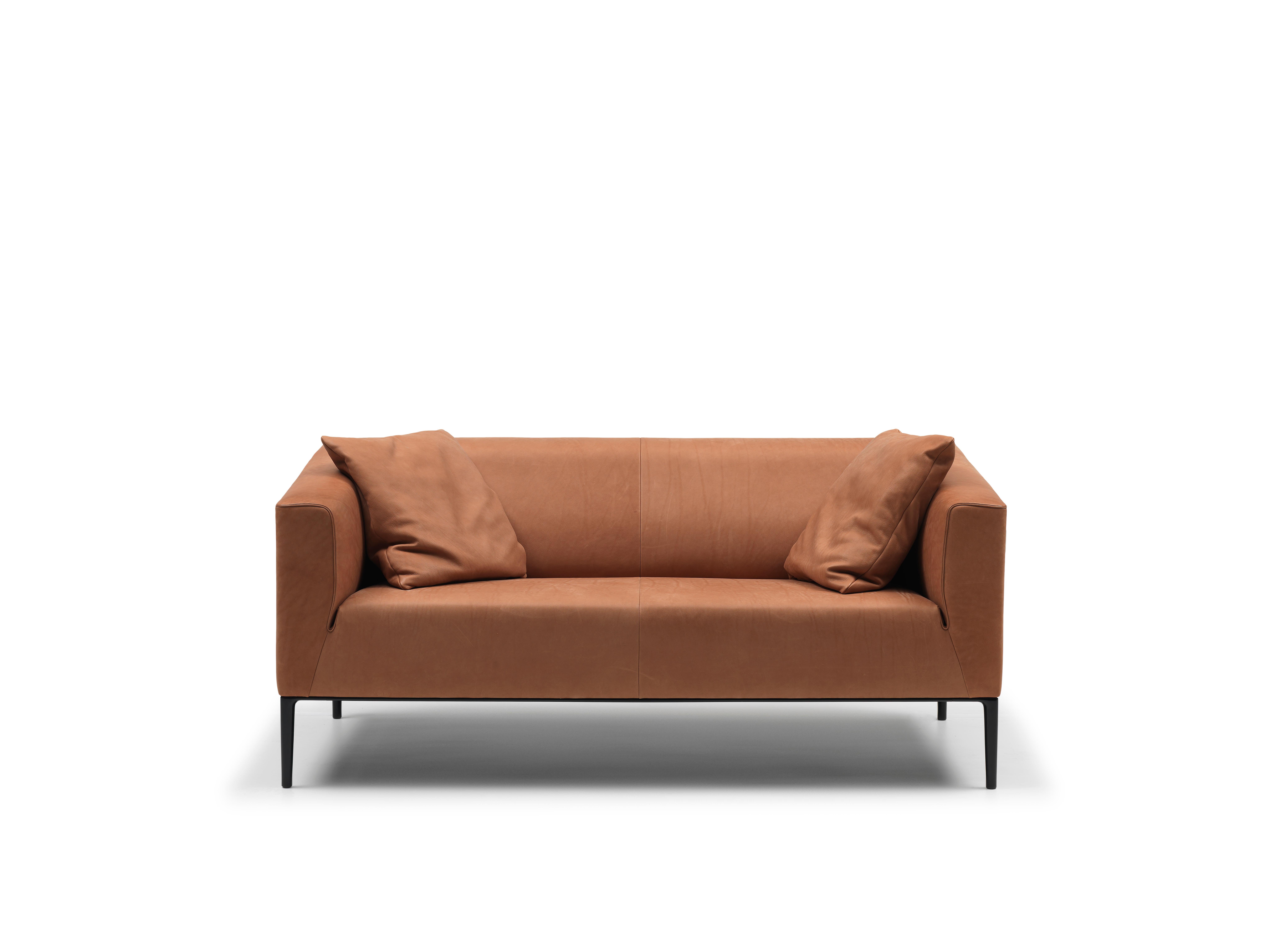 DS-161 sofa by De Sede
Dimensions: D 54 x W 157 x H 72 cm
Materials: aluminium, leather

Prices may change according to the chosen materials and size. 

A linear outer contour and round interior – the elegant piping of the contour focuses the