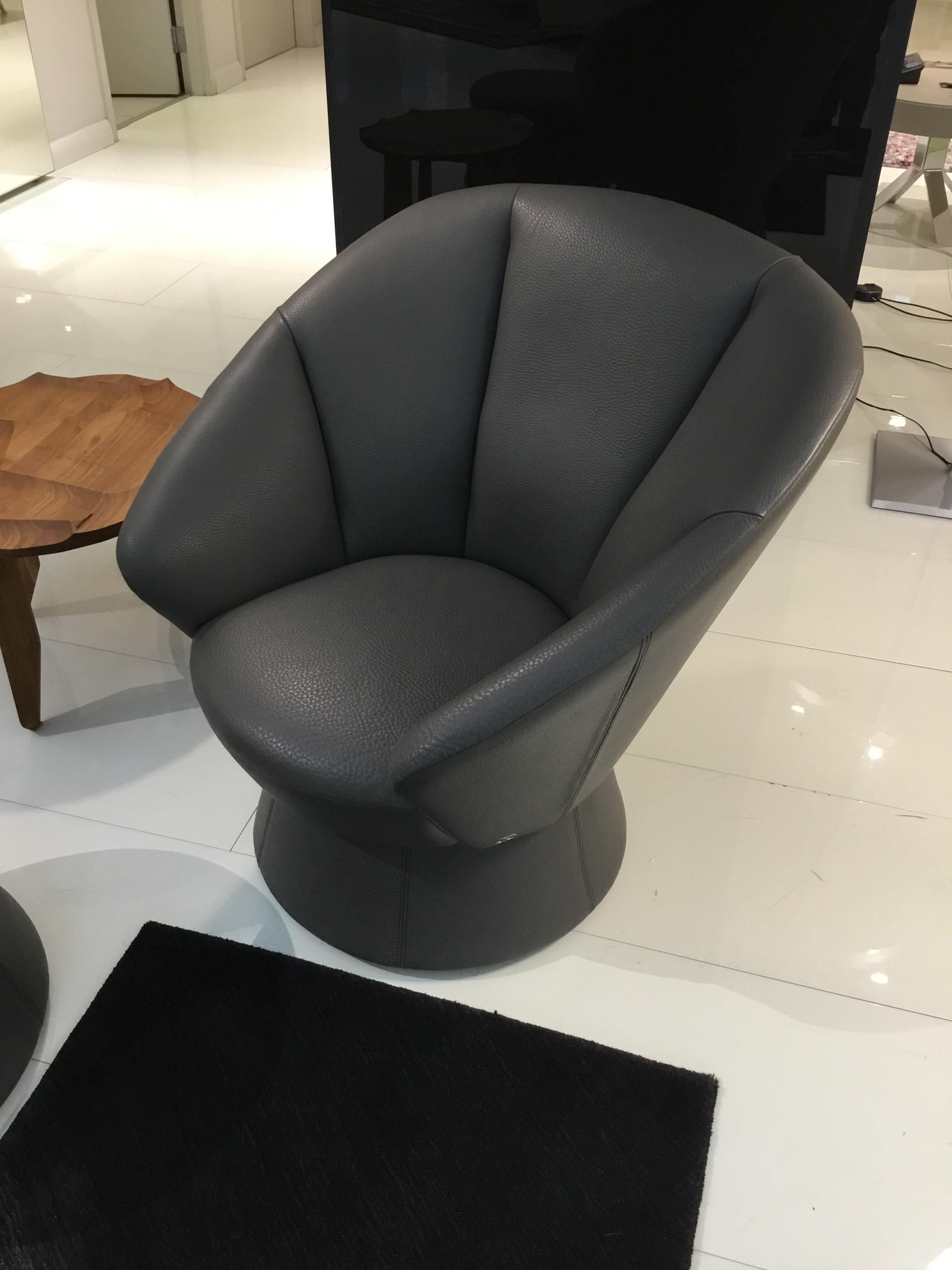 Moderne DS-163 Dark Grey Leather Swiveling Lounge Chair & Ottoman by de Sede en vente