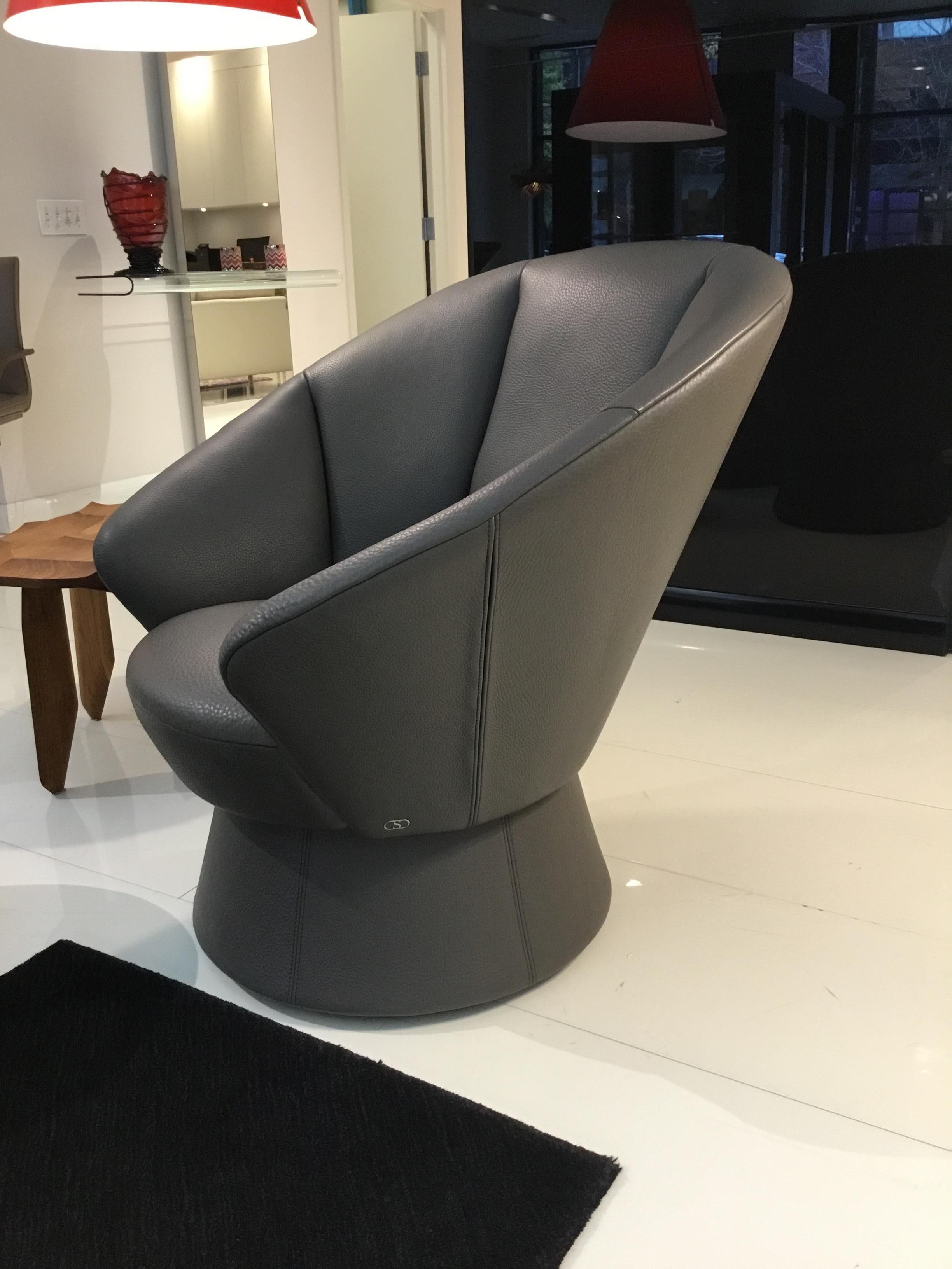 Suisse DS-163 Dark Grey Leather Swiveling Lounge Chair & Ottoman by de Sede en vente