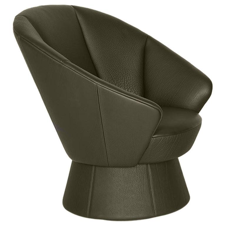 With its extravagant appearance, the DS-163 round armchair & ottoman set proves itself an extremely salon-ready piece of furniture – be it for cocktails in an elegant hotel bar or reading in the comfortable surroundings of home. The conical base