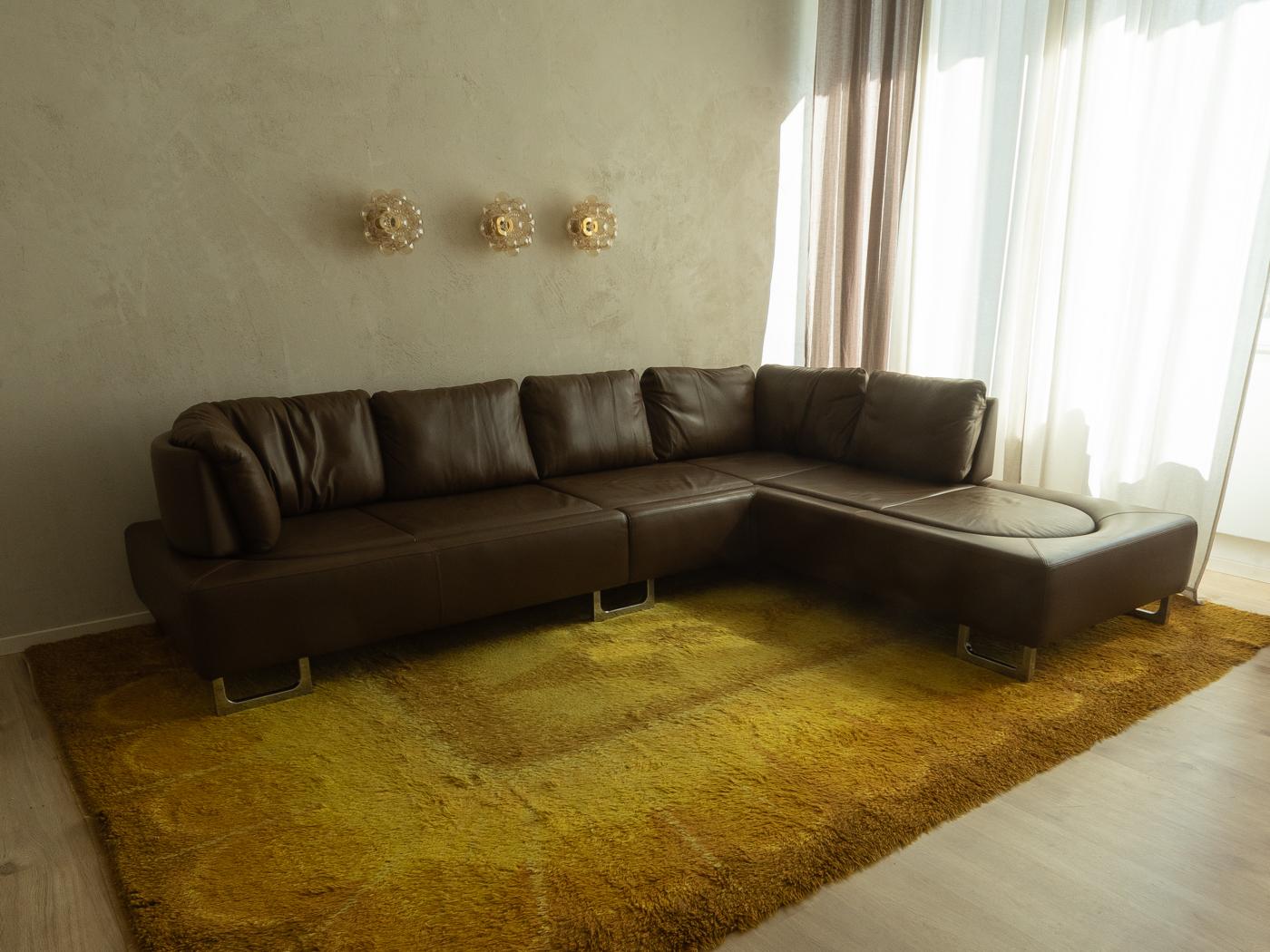 DS-165 sofa by Hugo de Ruiter for de Sede with the original leather cover in brown and backrests which can be moved by 360°.

The condition is as good as new.

Quality Features:
accomplished design: perfect proportions and visible attention to