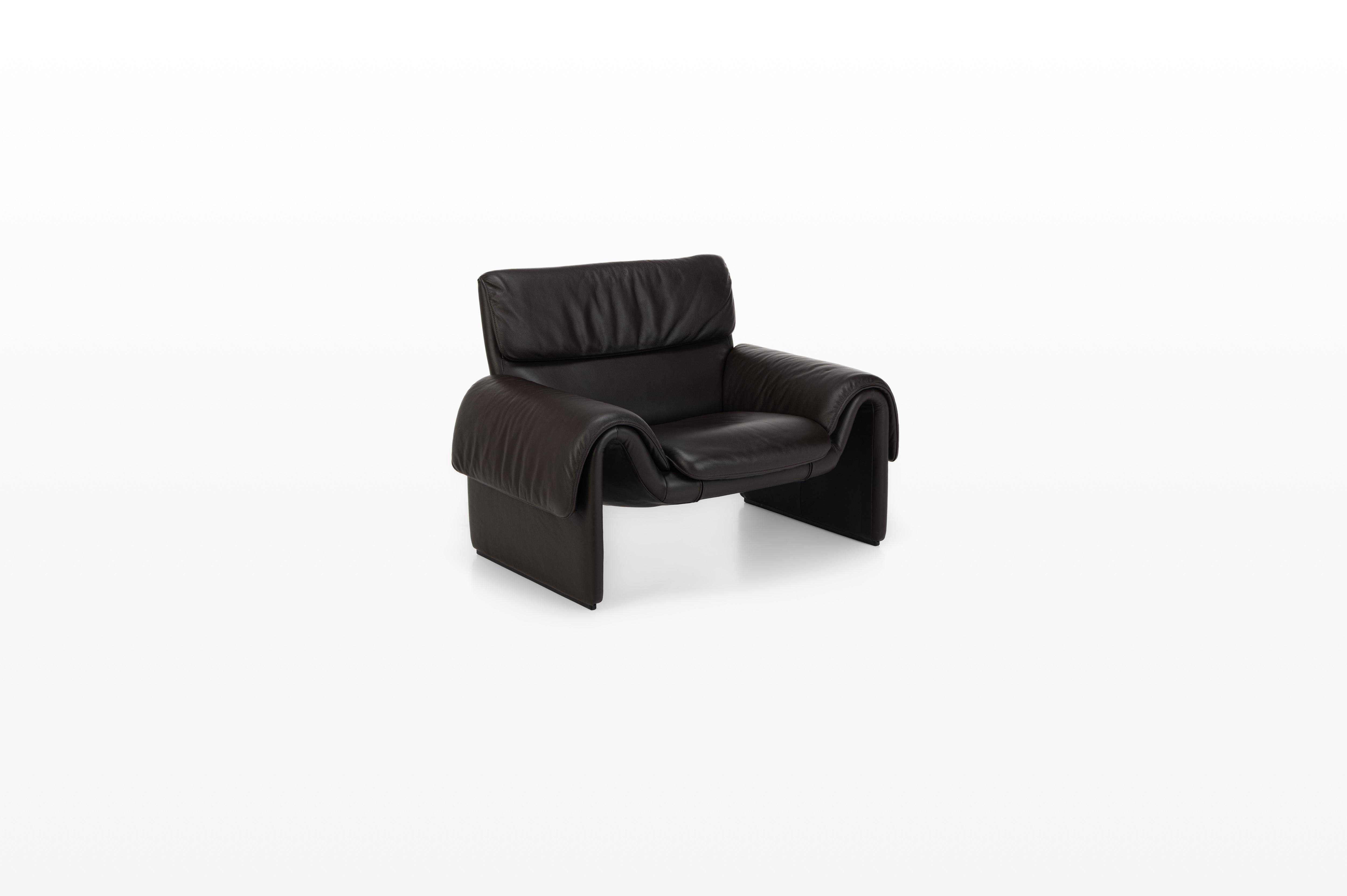 Super comfortable armchair from De Sede, model DS-2011. This lounge chair has a steel base and is made of dark brown leather. The armchair is in very good and original condition.

Dimensions:
W: 118 cm
D: 82 cm
H: 82 cm
