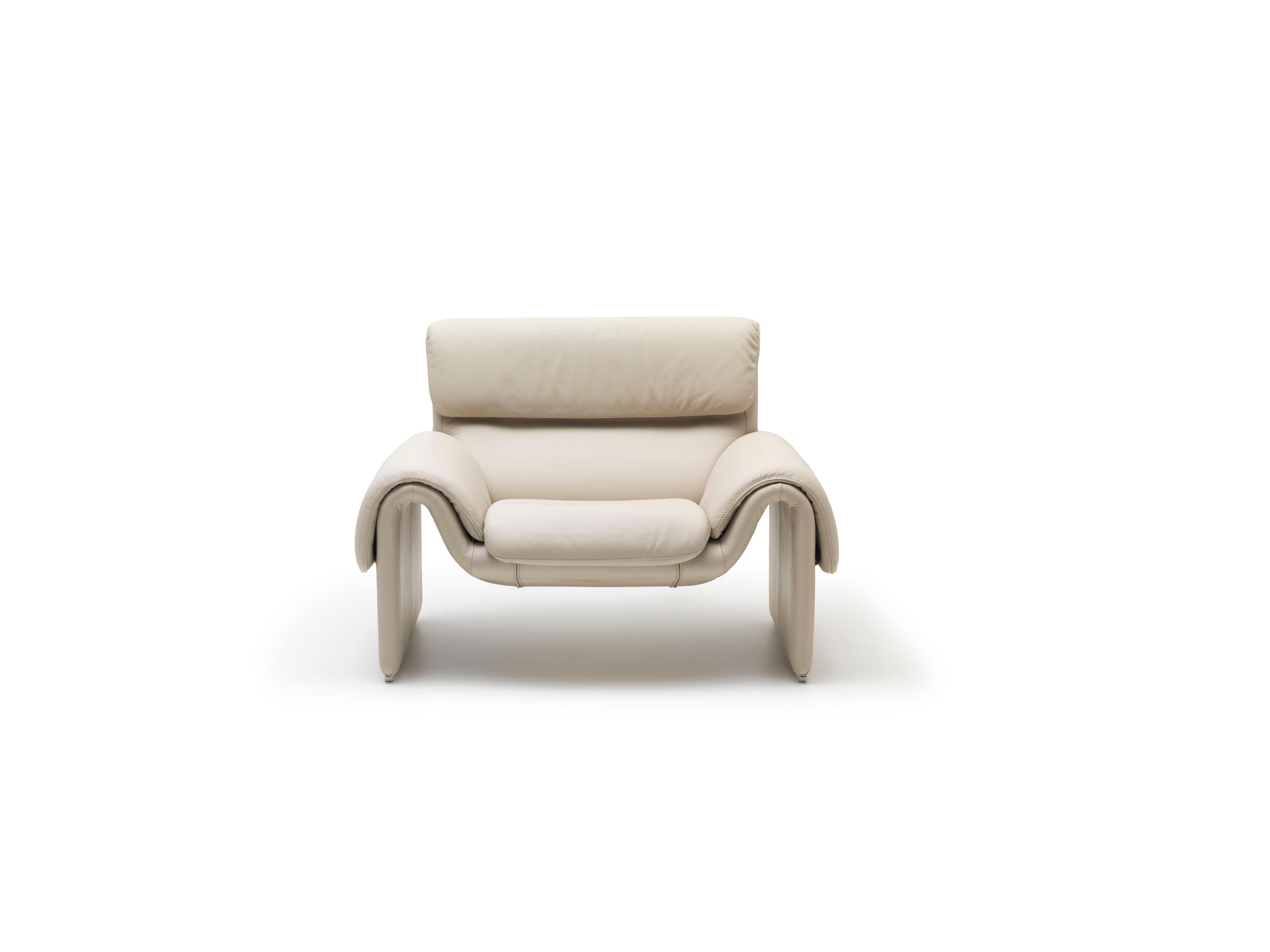 DS-2011 armchair by De Sede
Dimensions: D 59 x W 114 x H 84 cm
Materials: beechwood, leather

Prices may change according to the chosen materials and size. 

Aesthetics and functionality in a harmonious combination. An impressive design with a