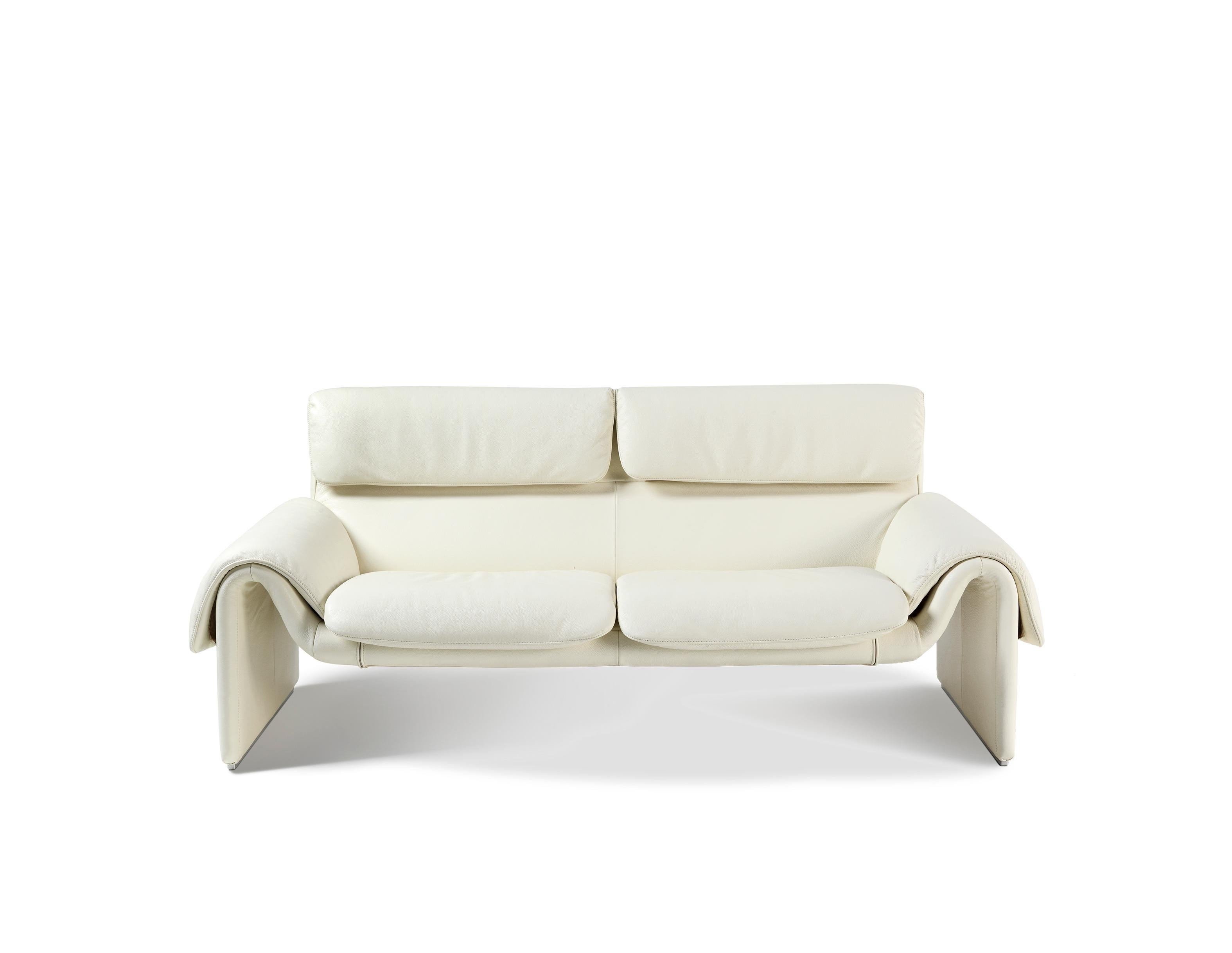 DS-2011/02 sofa by De Sede
Dimensions: D 59 x W 163 x H 84 cm
Materials: beechwood, leather

Prices may change according to the chosen materials and size. 

Aesthetics and functionality in a harmonious combination. An impressive design with a solid