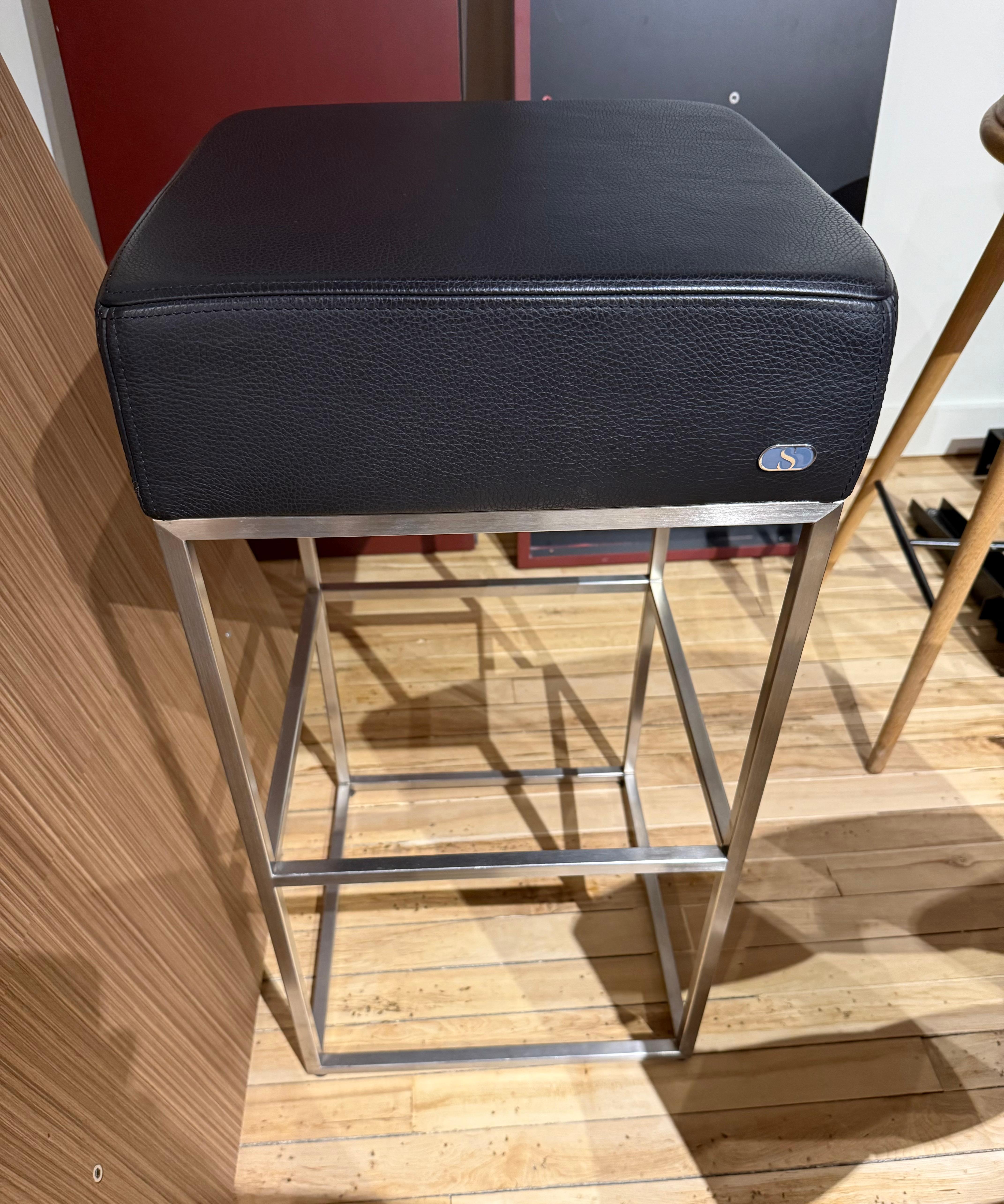Le DS-218 est conçu par Paolo Piva et présenté ici en cuir noir et pieds en acier inoxydable brossé. 