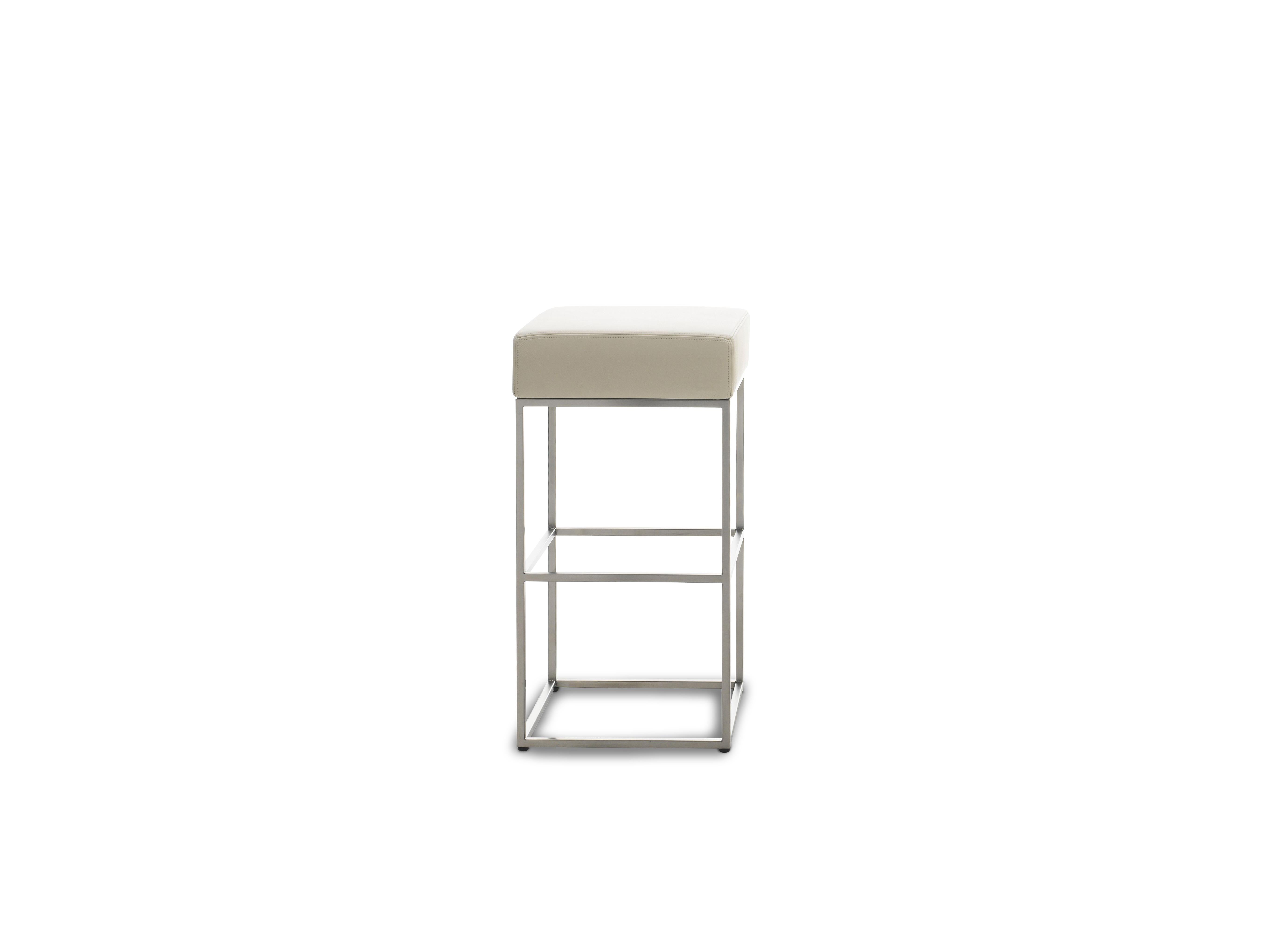DS-218 stool by De Sede
Dimensions: D 38 x W 38 x H 77 cm
Materials: steel, leather

Prices may change according to the chosen materials and size. 

Plays a decisive role in moulding the character of a room. A focus on clear-cut structures,
