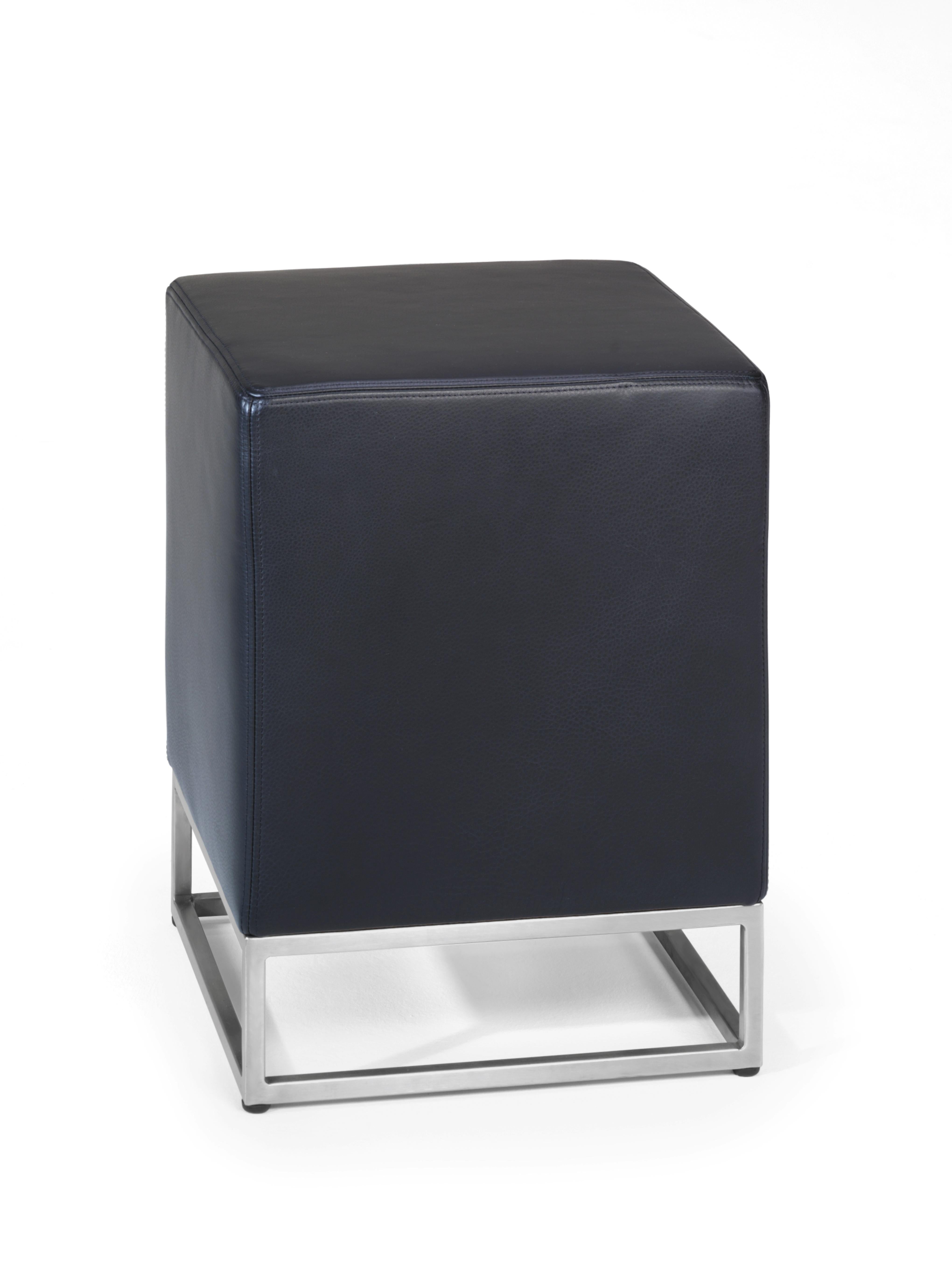 DS-218 stool by De Sede
Dimensions: D 38 x W 38 x H 50 cm
Materials: steel, leather

Prices may change according to the chosen materials and size. 

Plays a decisive role in moulding the character of a room. A focus on clear-cut structures,