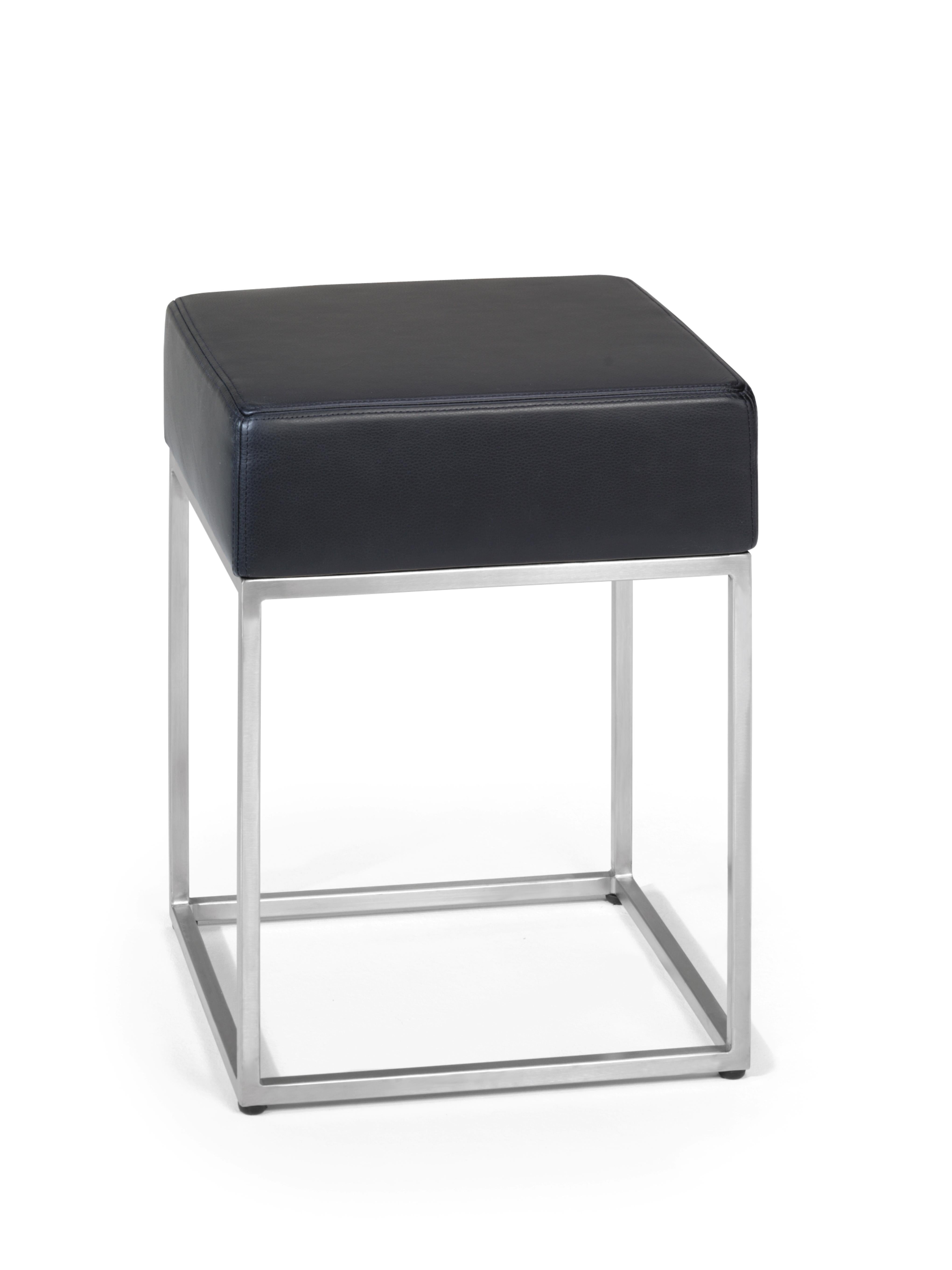 DS-218 stool by De Sede
Dimensions: D 38 x W 38 x H 50 cm
Materials: steel, leather

Prices may change according to the chosen materials and size. 

Plays a decisive role in moulding the character of a room. A focus on clear-cut structures,