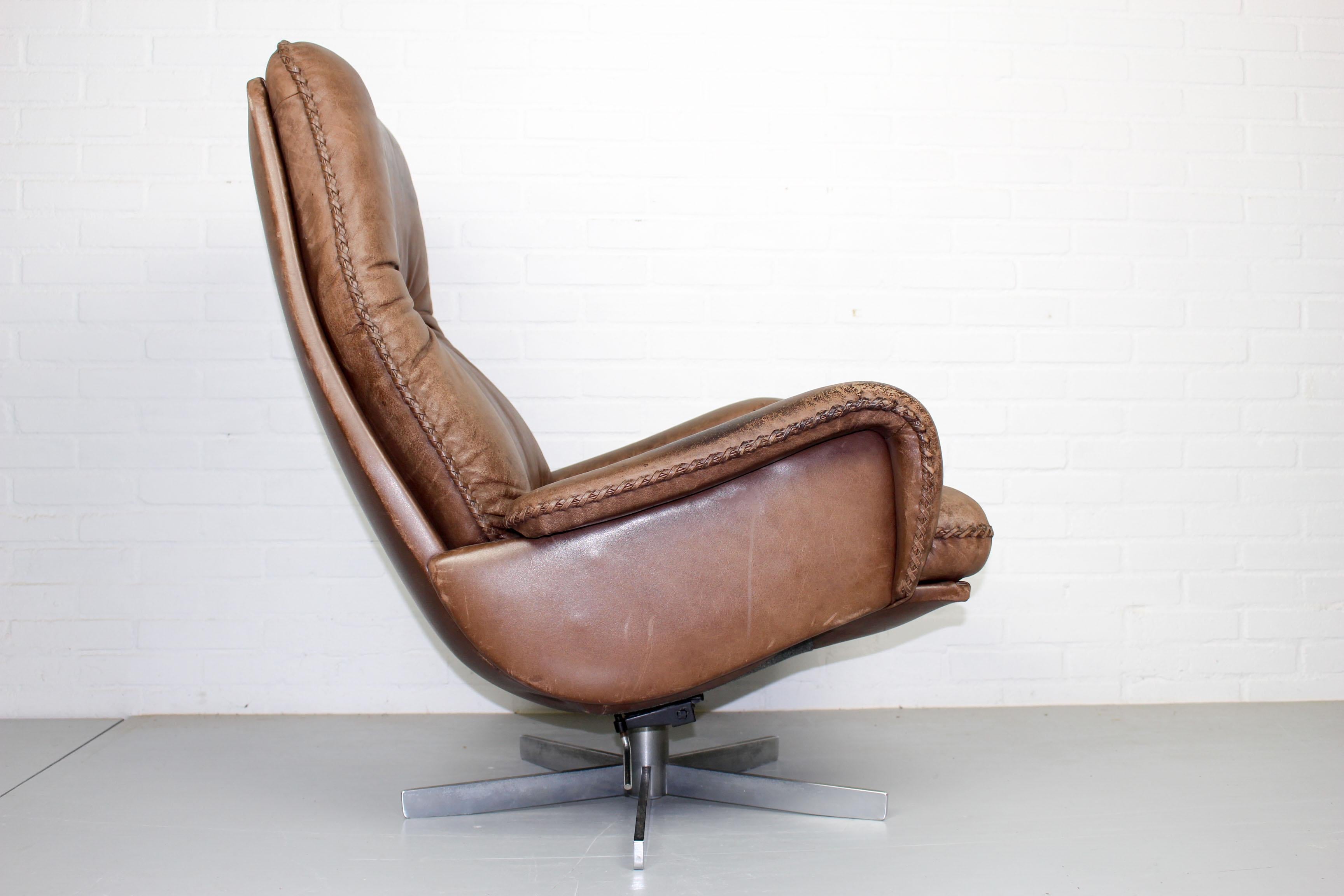 Rare and highly desirable De Sede S 231 lounge swivel club armchair. This chair was produced by De Sede, Switzerland in the late 1960s. In the James Bond film, On Her Majesty’s Secret Service, this chair was used. Upholstered in beautifully aged