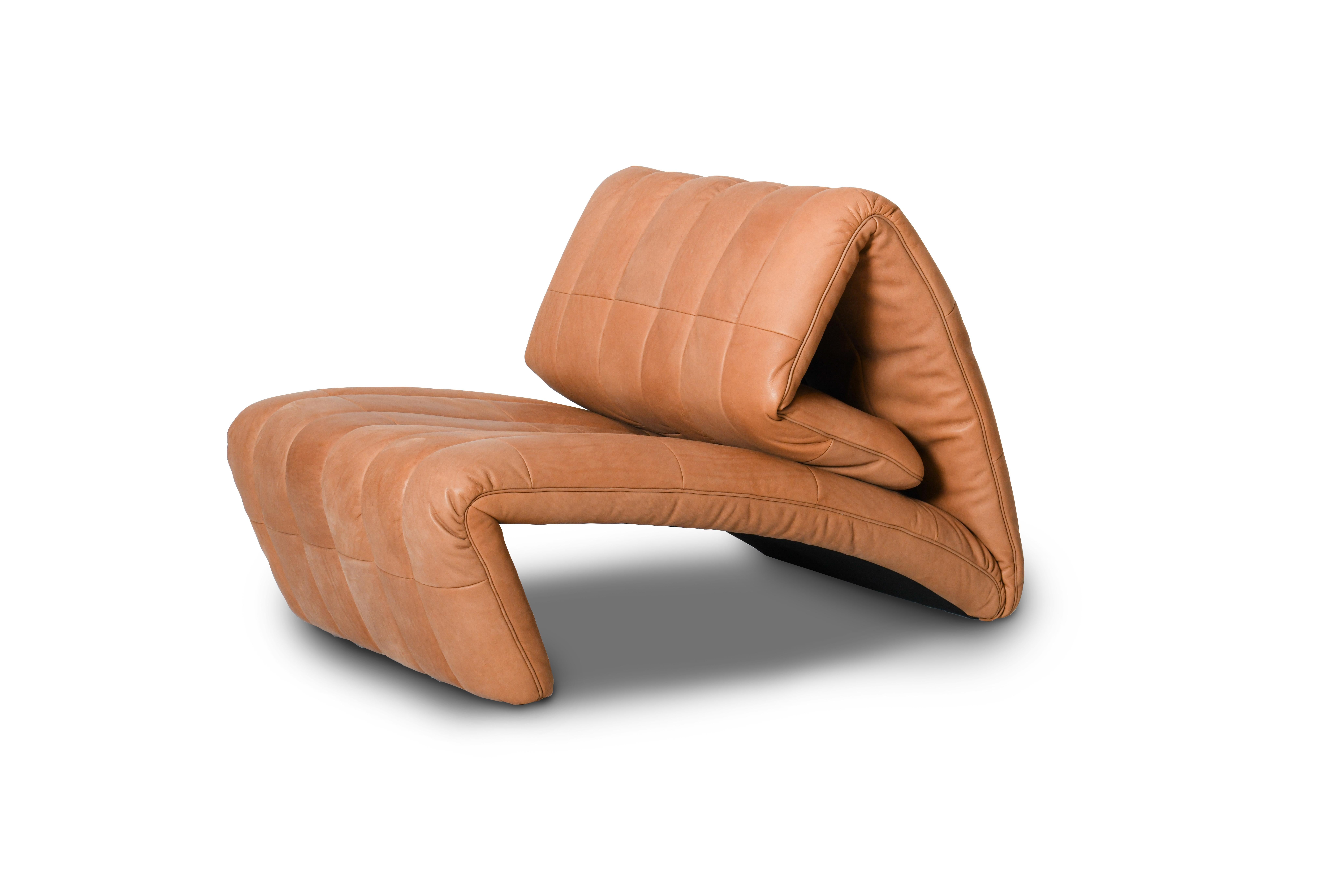 DS-266 seating by De Sede
Dimensions: D 80 x W 156 x H 83 cm
Materials: leather

Prices may change according to the chosen materials and size. 

Geometric form and the simplest function
 
A seat suddenly turns into a comfortable recliner –