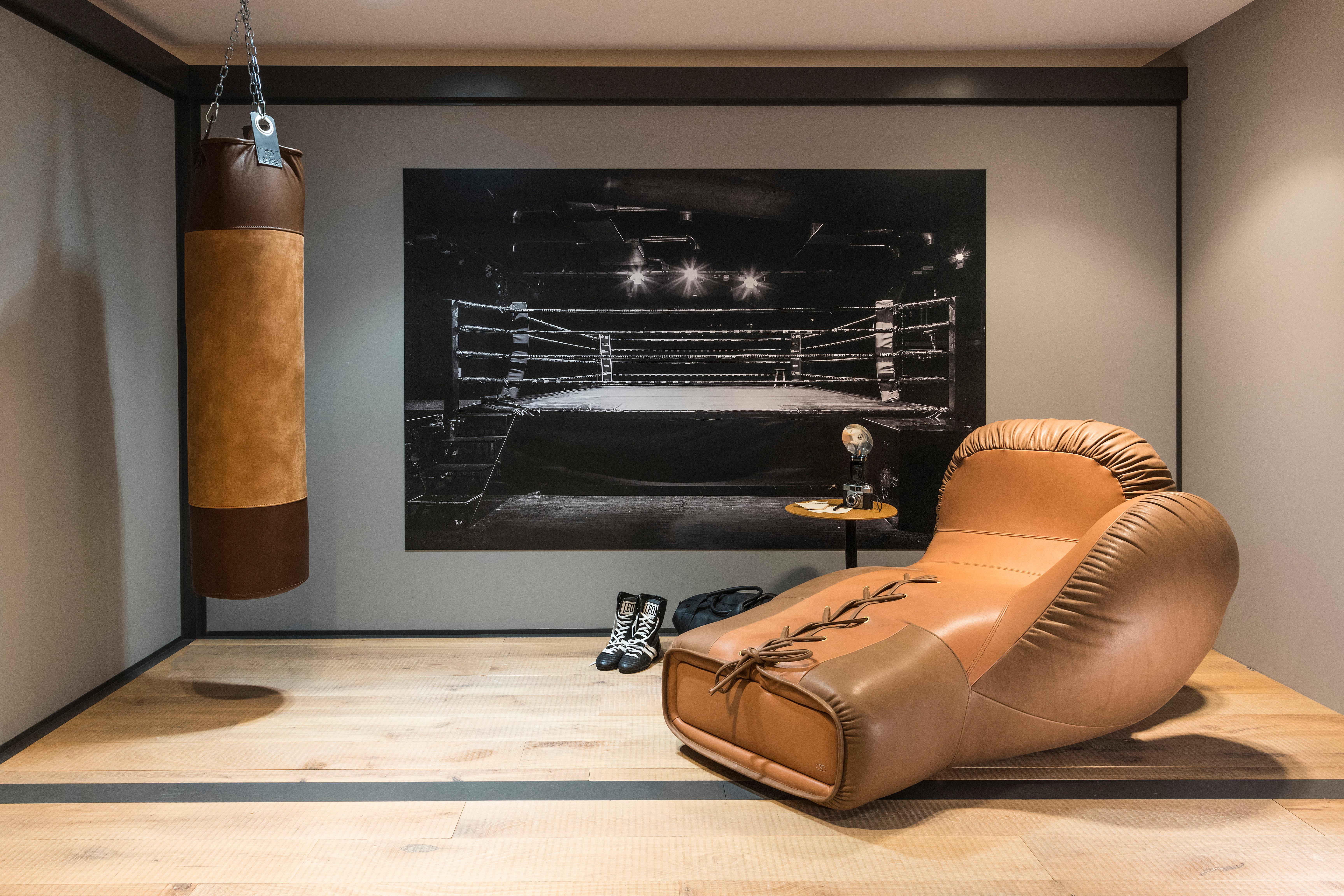 Leather punching bag DS-2878/60 by De Sede. Matching to the re-edition of the DS-2878, De Sede boxing fans can get their hands on a very special accessory: a punching bag made of leather. Be it for cult decoration or real training equipment, boxing