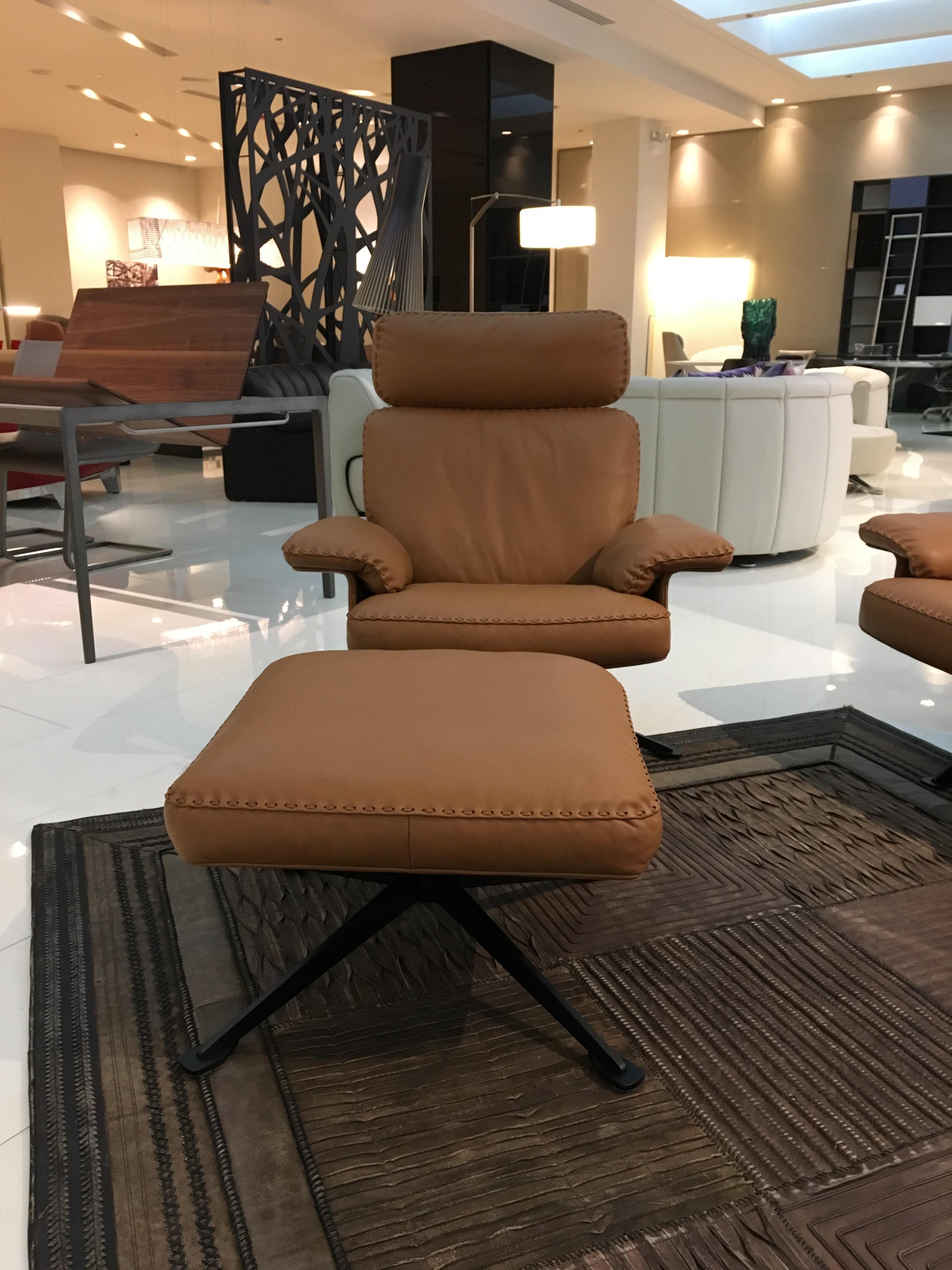 The DS-31 model series is one of the classics of our manufacture, combining design, craftsmanship and leather expertise to create a timeless, beautiful upholstered model.
The design gives a light appearance: back and seat cushions lie on a thin,