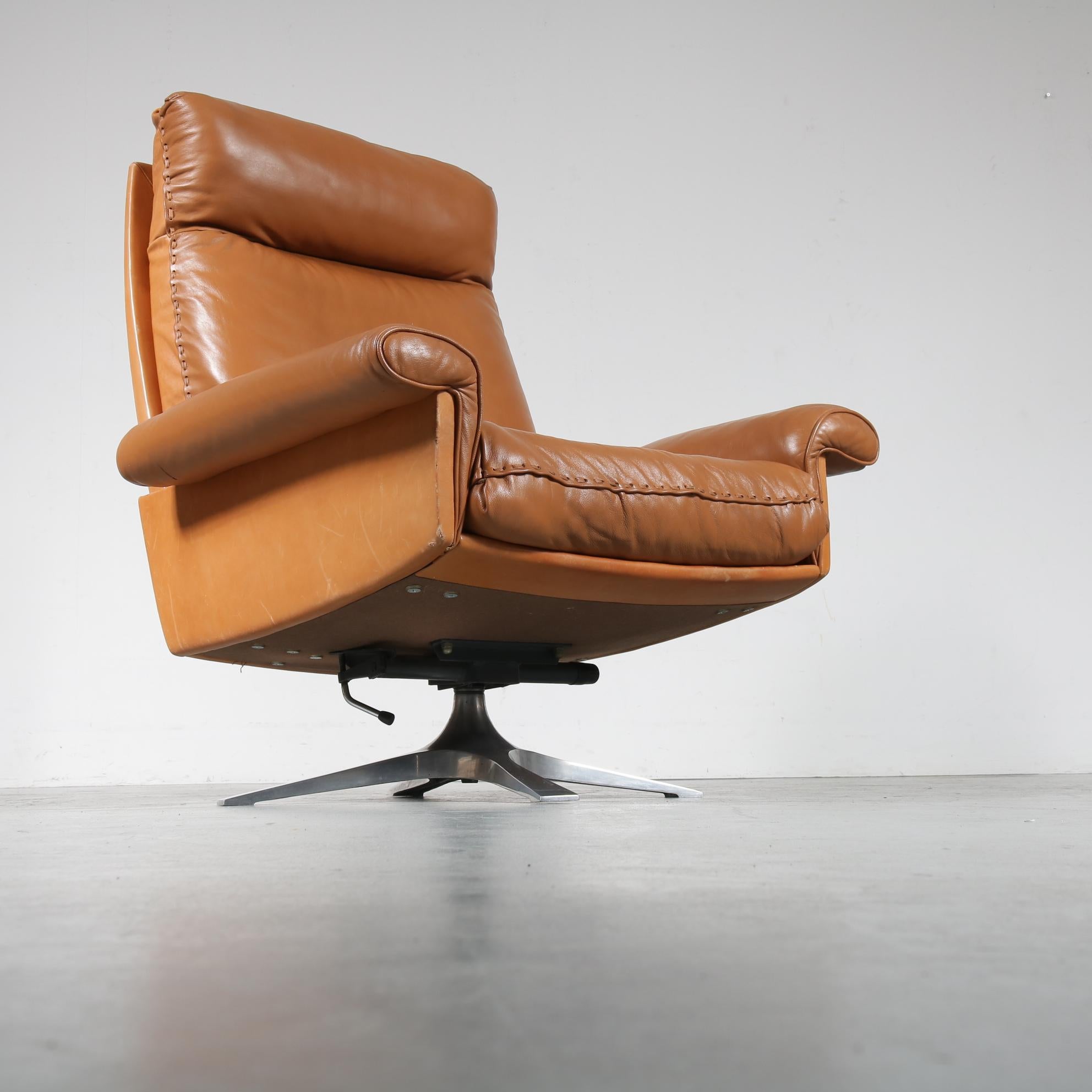Beautiful lounge chair model DS-31, manufactured by De Sede in Switzerland, circa 1970.

This wonderful piece is made of high quality cognac leather, with a very comfortable seat and high backrest. It has a chrome plated metal crossbase that can