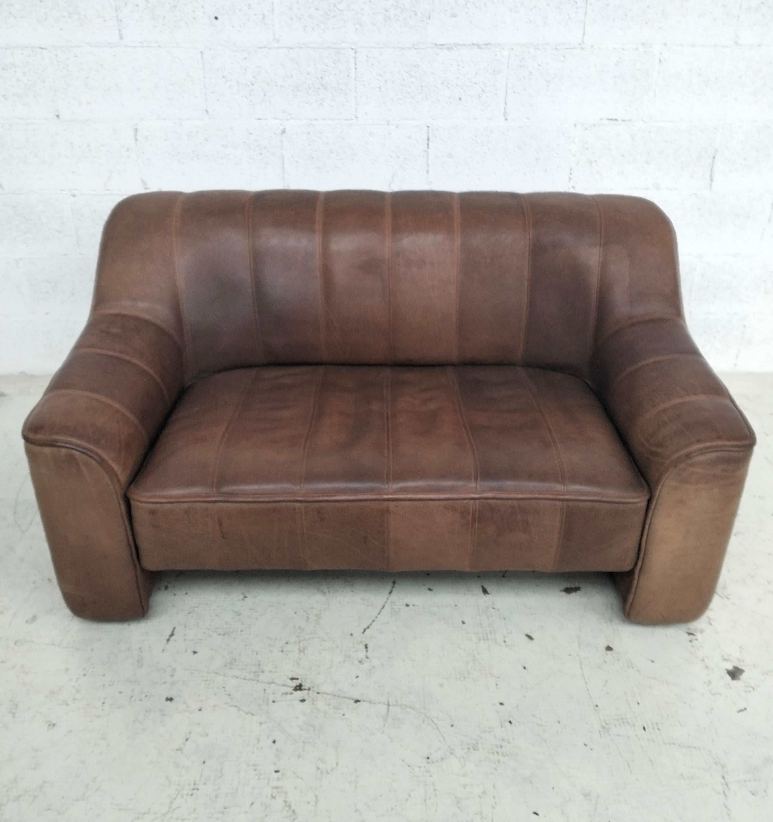 The De Sede DS-44 is an iconic Swiss-designed sofa from the 1970s, crafted by De Sede, a brand renowned for its exceptional leather craftsmanship. This model is upholstered in thick buffalo leather, known for its distinctive texture, durability, and