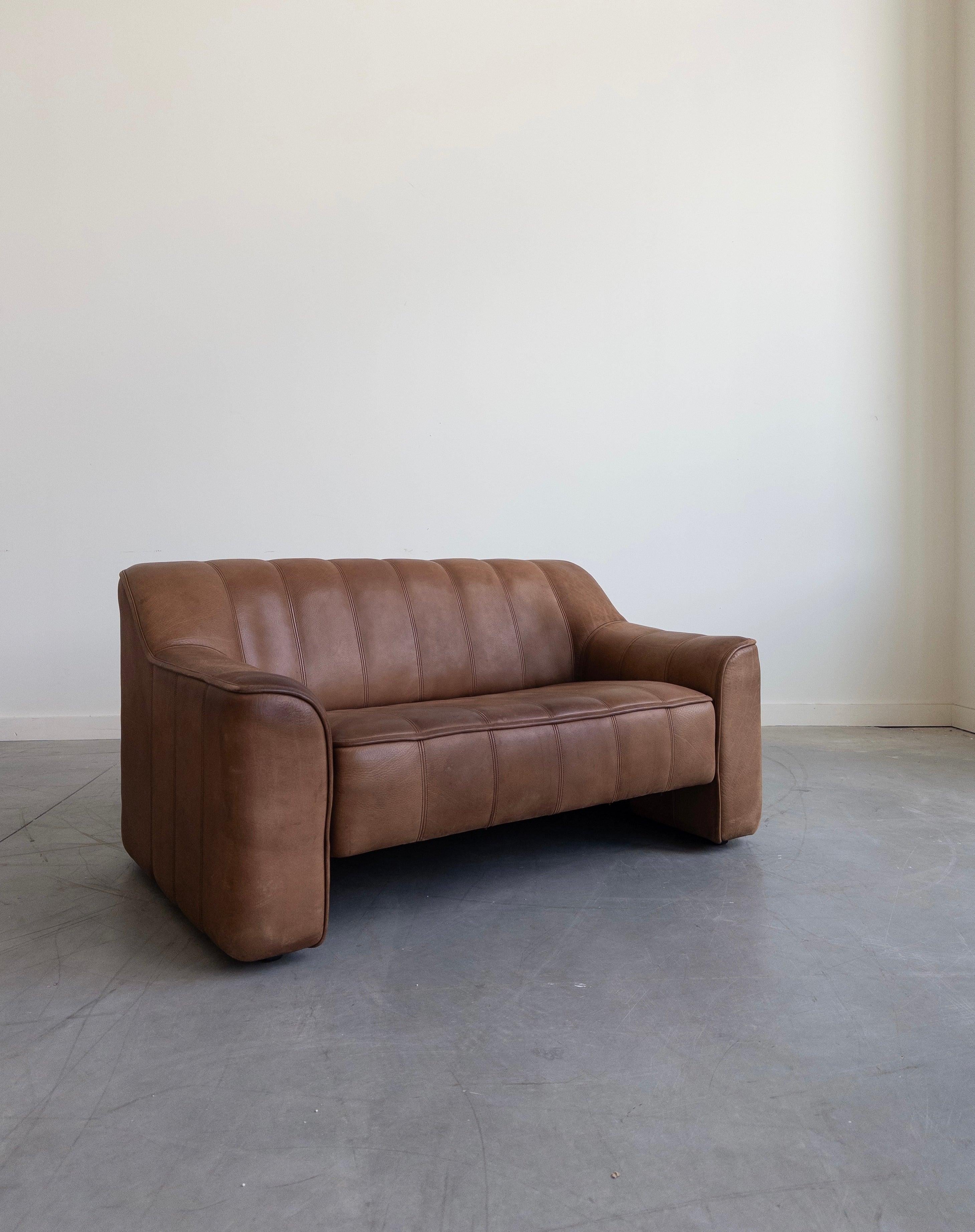 Made in Switzerland, 1970s
Leather block style sofa with vertical stitching on seat and seat back. The De Sede DS-44 buffalo 