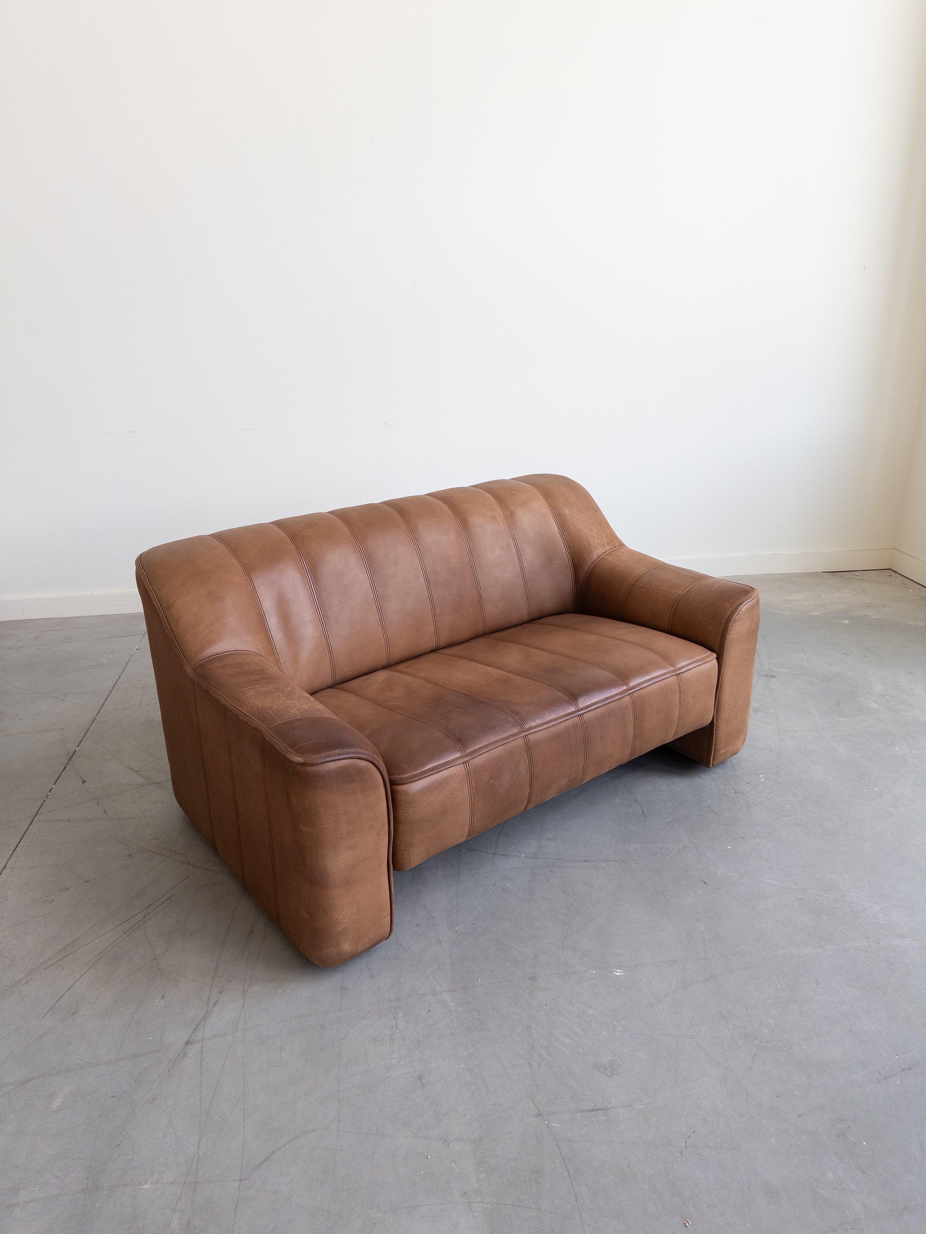 Mid-Century moderno DS 44 Two Seater Sofa in Buffalo Leather by De Sede in vendita