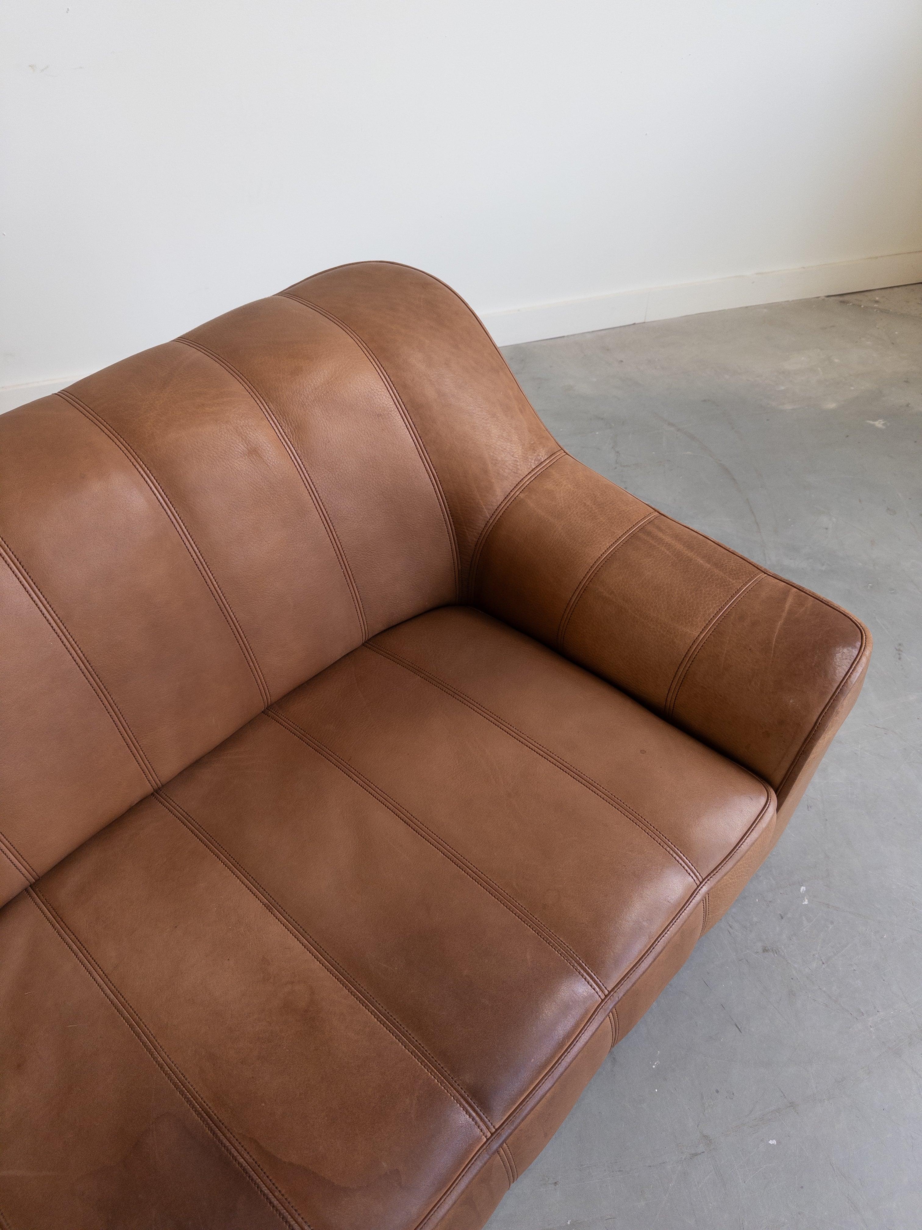 DS 44 Two Seater Sofa in Buffalo Leather by De Sede In condizioni buone in vendita a New York, NY