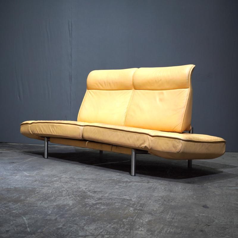 Este sofá de piel de De Sede, fabricado en 2018, combina comodidad y diseño contemporáneo. La piel de alta calidad y las líneas elegantes la convierten en un complemento con estilo para cualquier salón. Perfecto para interiores modernos, ya que