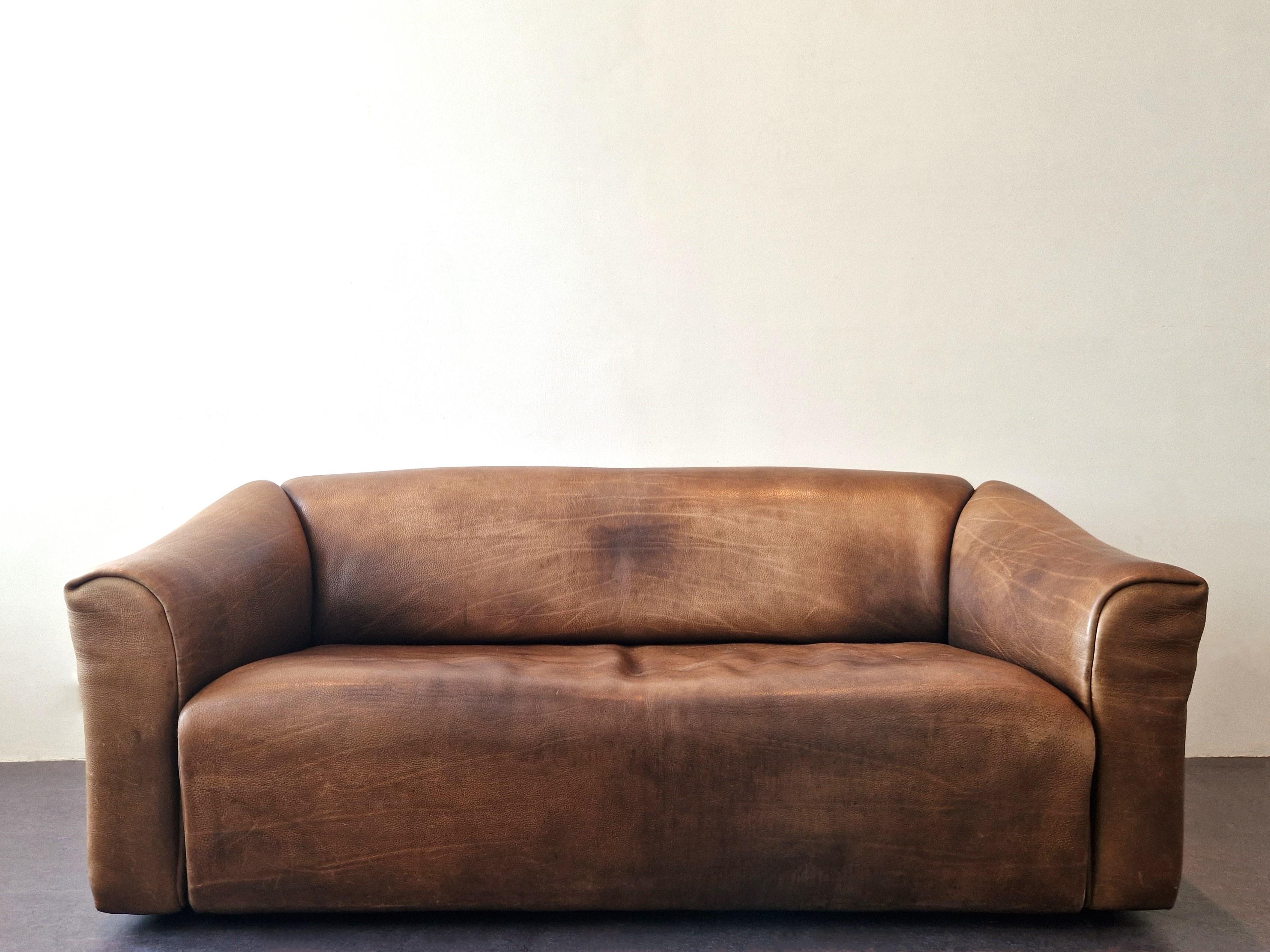 This DS-47 three-seater sofa was made by De Sede, in the 1970's in Switzerland. It is made of (5mm) thick brown Neck leather that is laid on in one piece from the outside and working inward. The sofa has an extendable seat depth for high seating