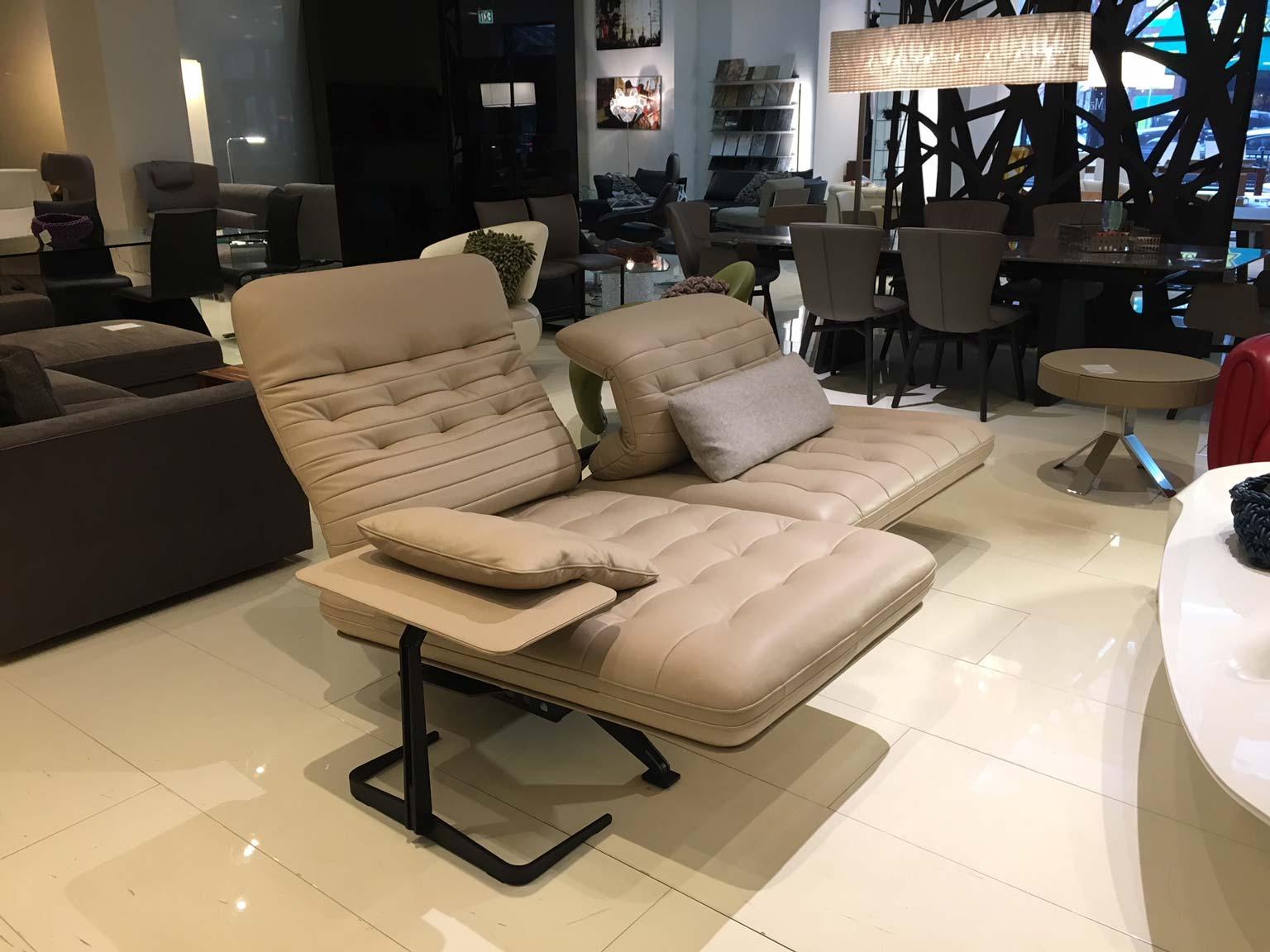 The DS-490 model is a true quick change artist: All it takes is two hand movements for the futuristic looking sofa to turn into a double-relax-lounger. Despite the many functions and the carefully thought out mechanism, DS-490 convinces with its