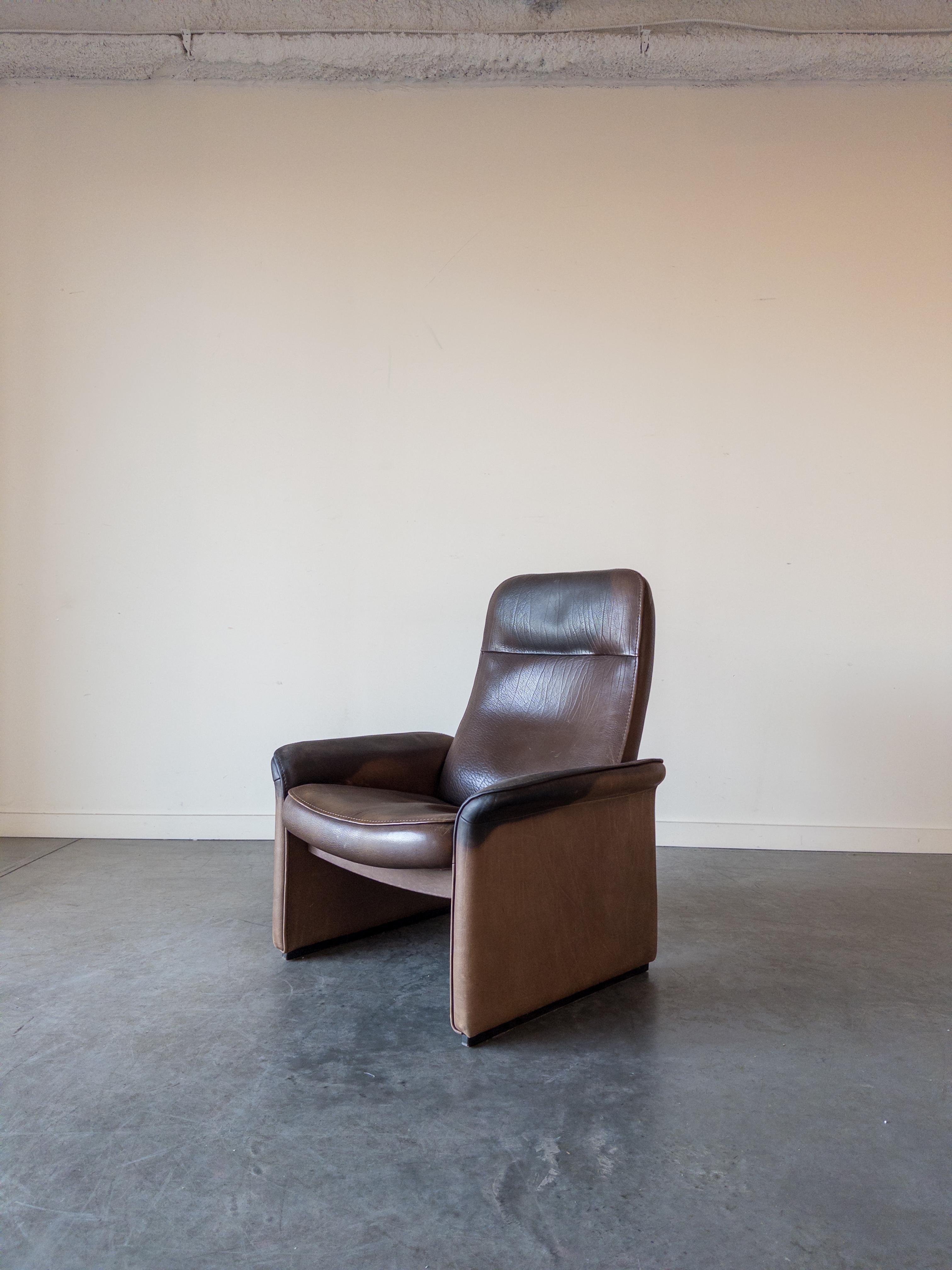 DS-50 Chocolate Brown Executive Recliner Lounge Chair von De Sede, hergestellt in den 1970er Jahren, Schweiz. Der Stuhl verfügt über einen Verstellmechanismus, mit dem Sie den Stuhl auf Wunsch fast flach stellen können. Massiver Holzrahmen,