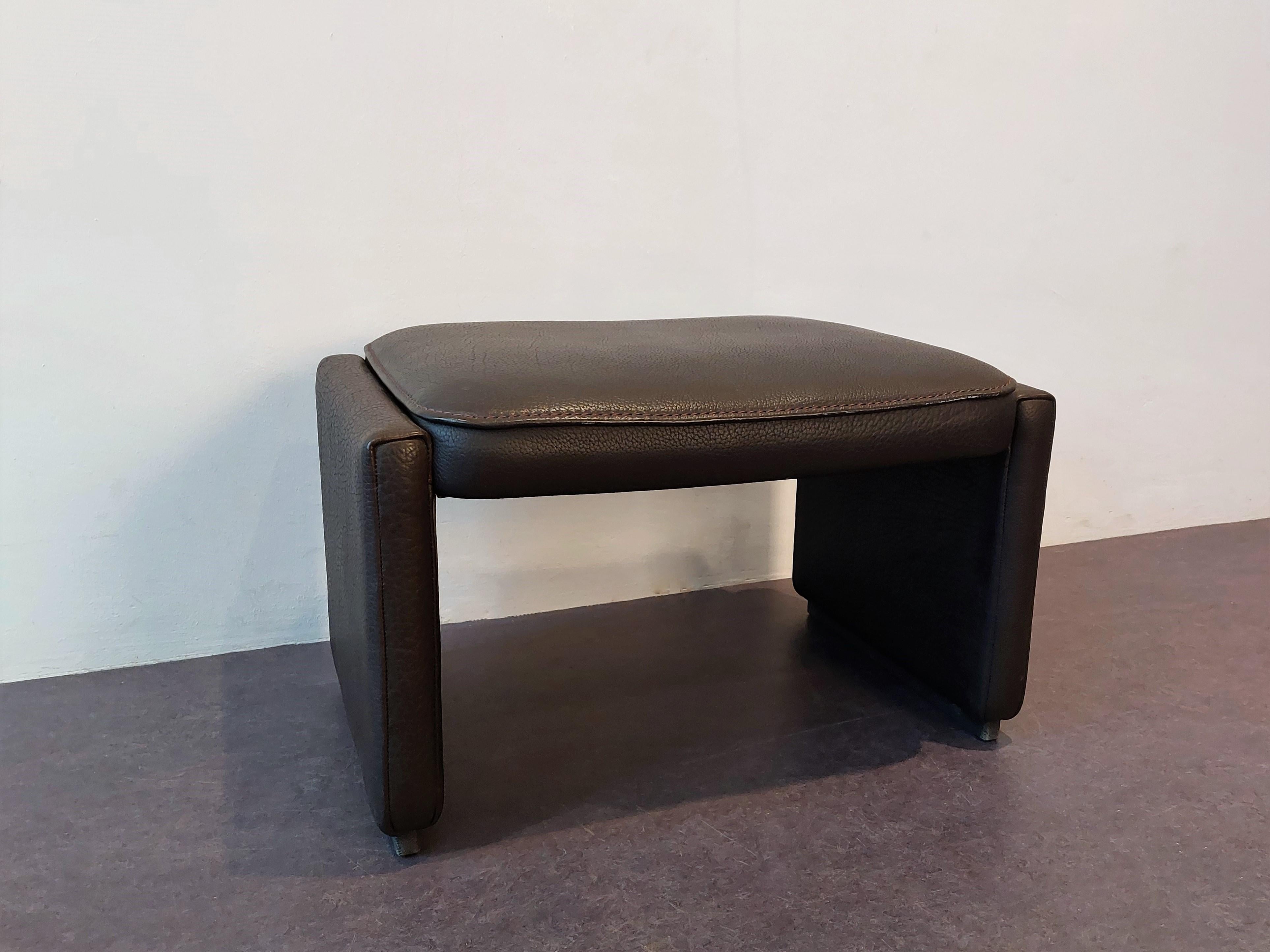 This DS-50 ottoman was made by De Sede in the 1970's. It is made out of thick neck leather of the highest quality in a warm dark brown colour. This ottoman is in a very good condition and was hardly ever used by the previous and first owner.
