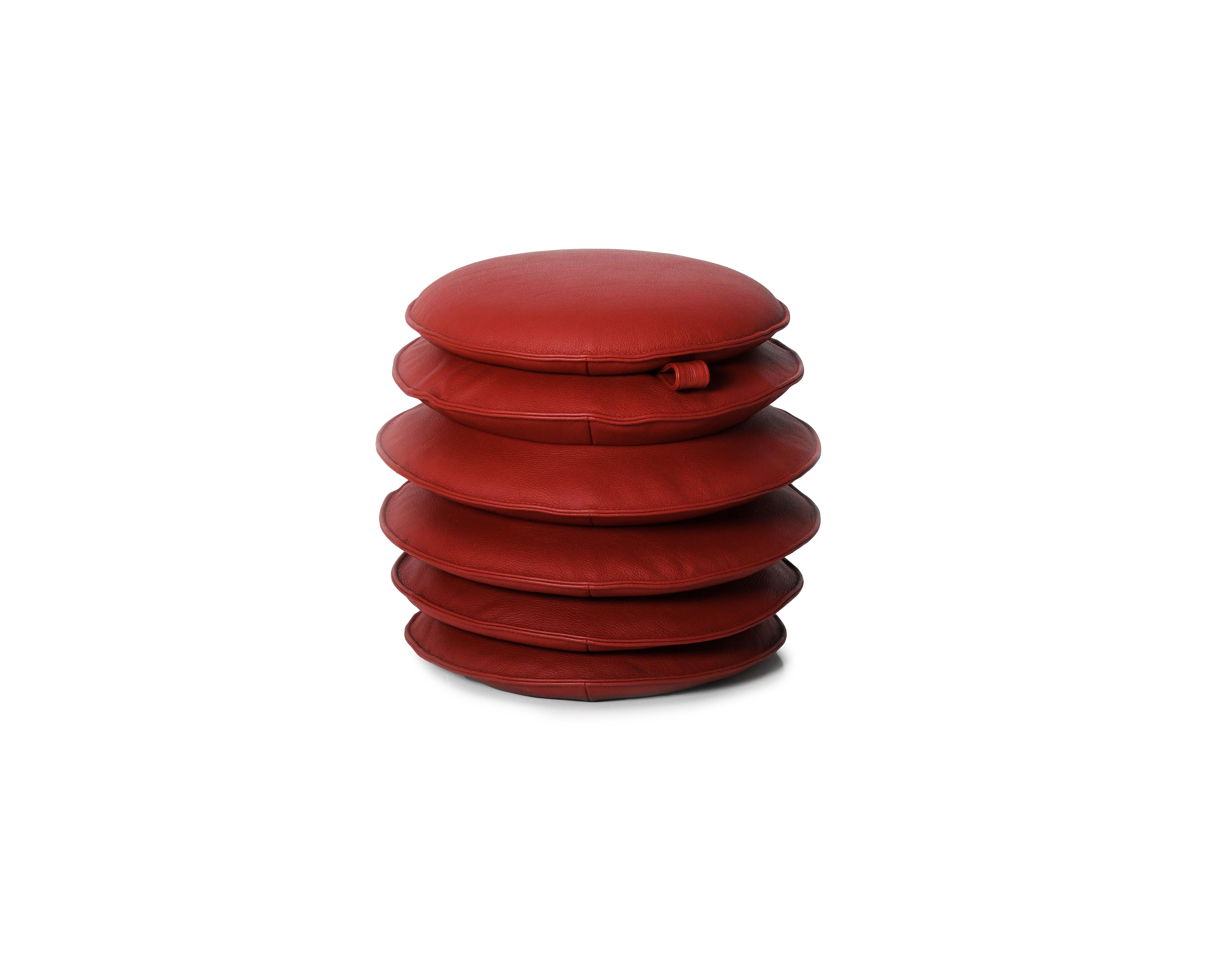 DS-5050 pouf-table by De Sede
Dimensions: D 50 x H 35-46 cm, tabletop D 42
Materials: stone, leather

Prices may change according to the chosen materials and size. 

Piff, paff, pouf: the stool is a table, too

Whether at the lowest height