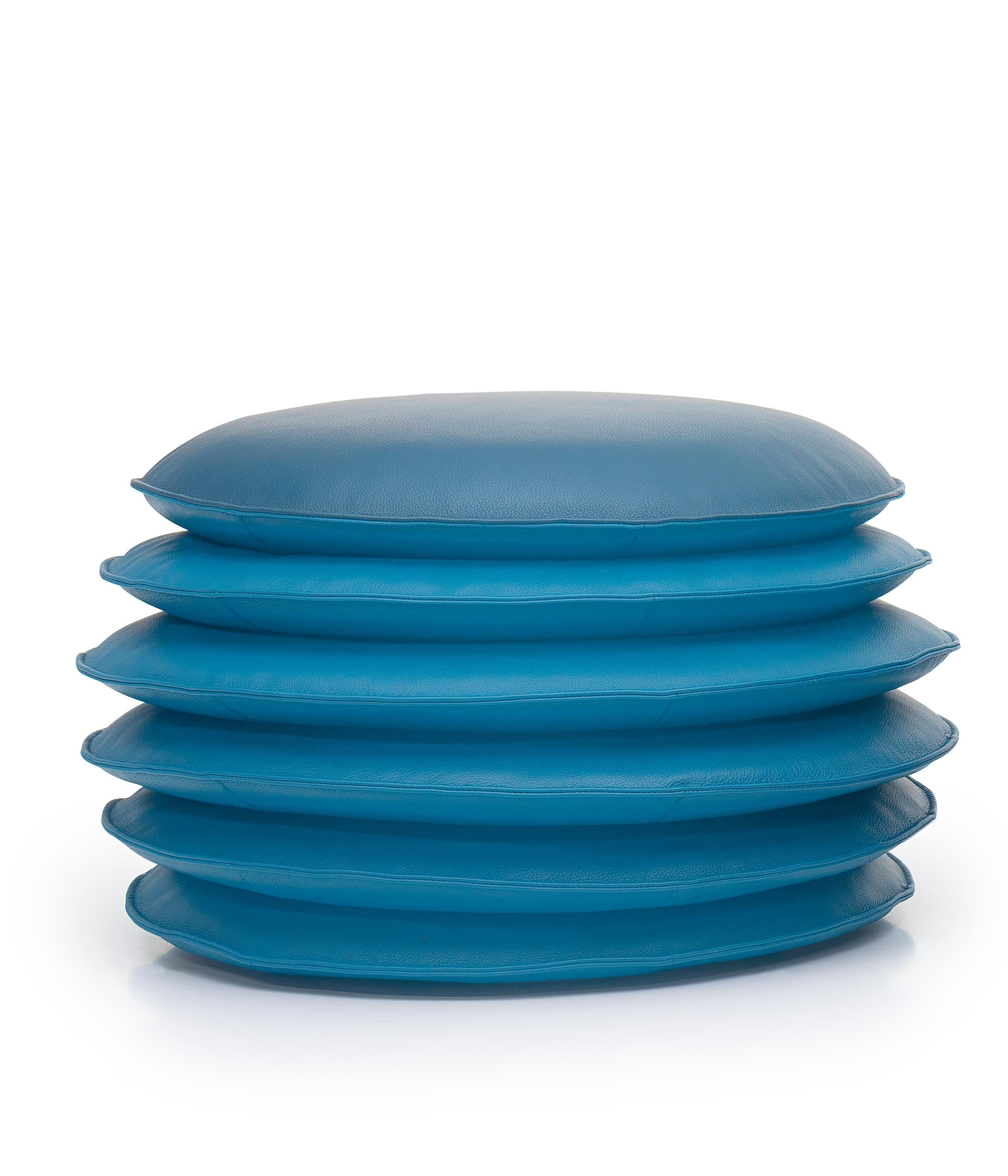 Mesa-puf DS-5050 de De Sede
Dimensiones: D 60 x H 38-49 cm, tablero D 50
Materiales: piedra, cuero

Los precios pueden variar en función de los materiales y el tamaño elegidos. 

Piff, paff, pouf: el taburete también es una mesa

Ya sea a la