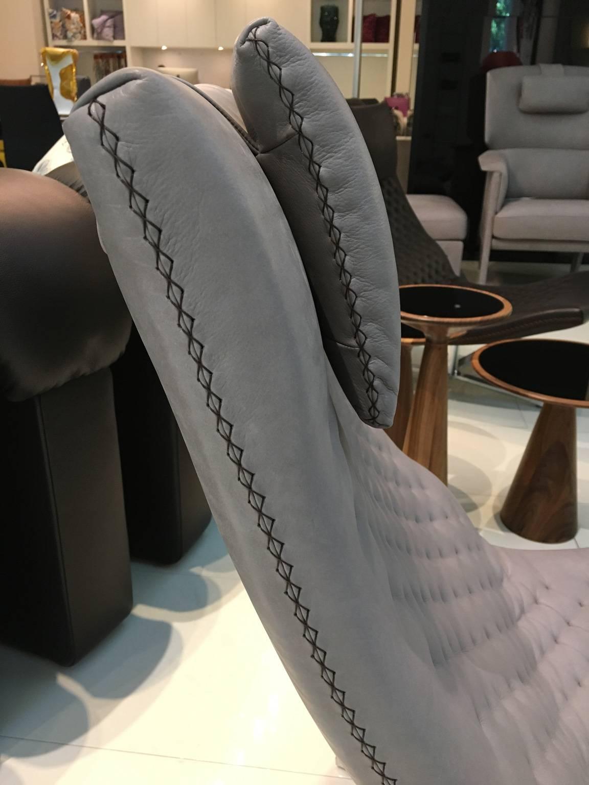 Fatto a mano DS-51 Sedia da salotto girevole in pelle color taupe e cromo lucido di De Sede in vendita