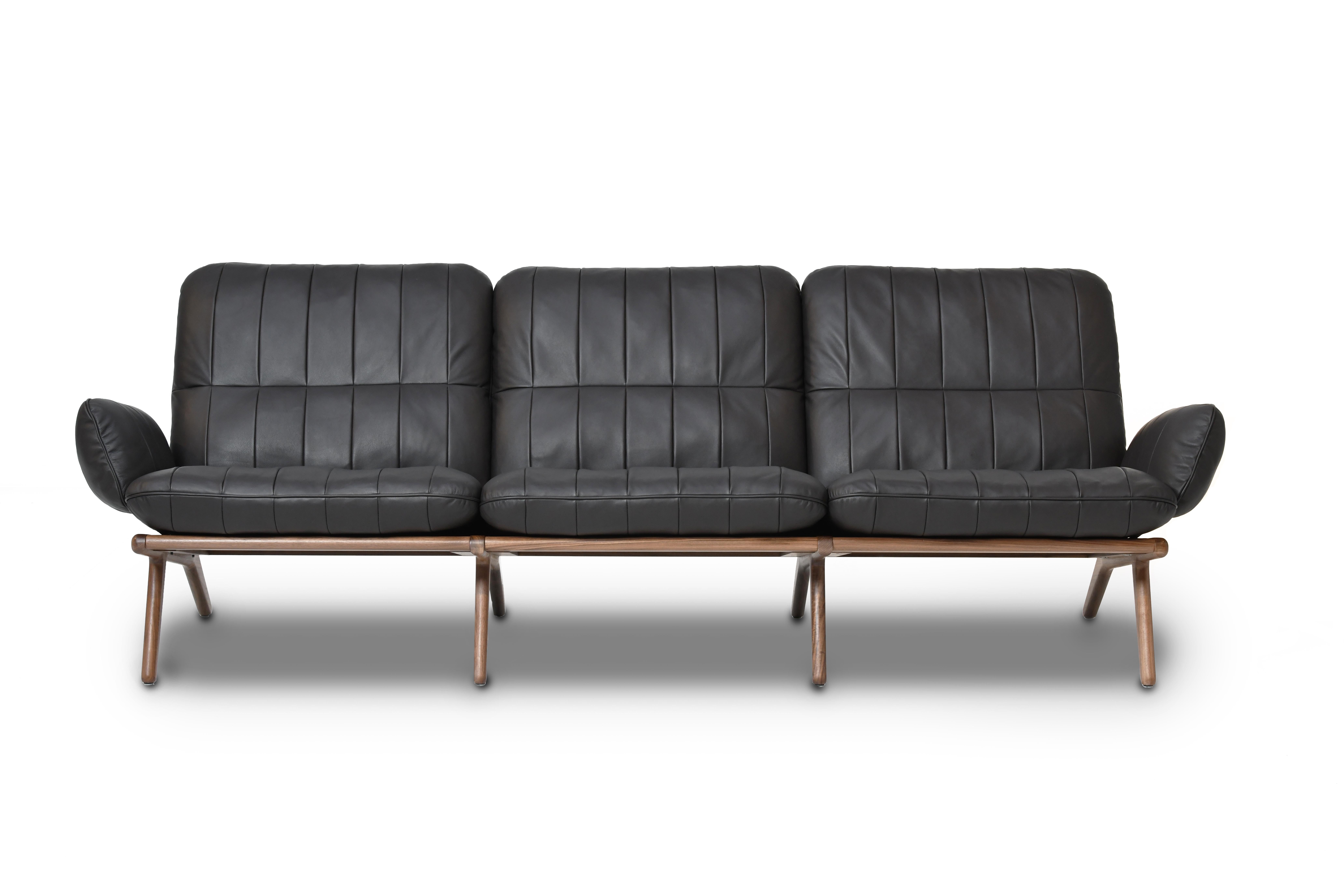 DS-531 sofa by De Sede
Dimensions: D 55 x W 234 x H 80 cm
Materials: oak, leather

Prices may change according to the chosen materials and size. 

Simply beautiful. Or beautifully simple.
 
Whoever settles into seating furniture from the