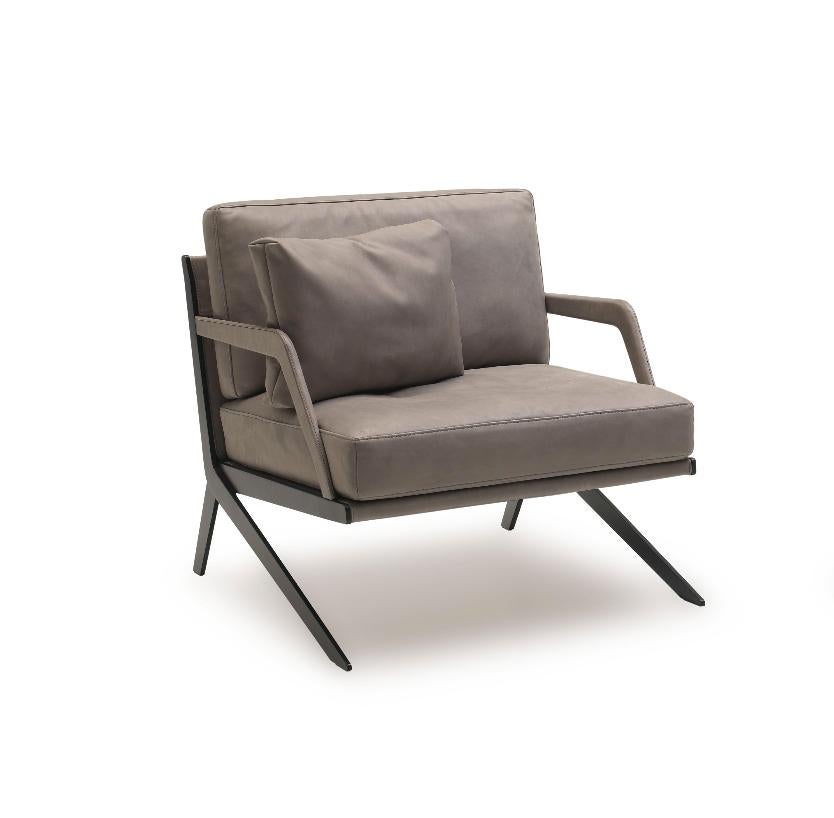 DS-60 armchair by De Sede
Designer: Gordon Guillaumier
Dimensions: D 54 x W 74 x H 76 cm
Materials: Metal frame. Seat with belted suspension
Fixed upholstery and armrest in leather
Seat and back cushions in fabric possible

Prices may change