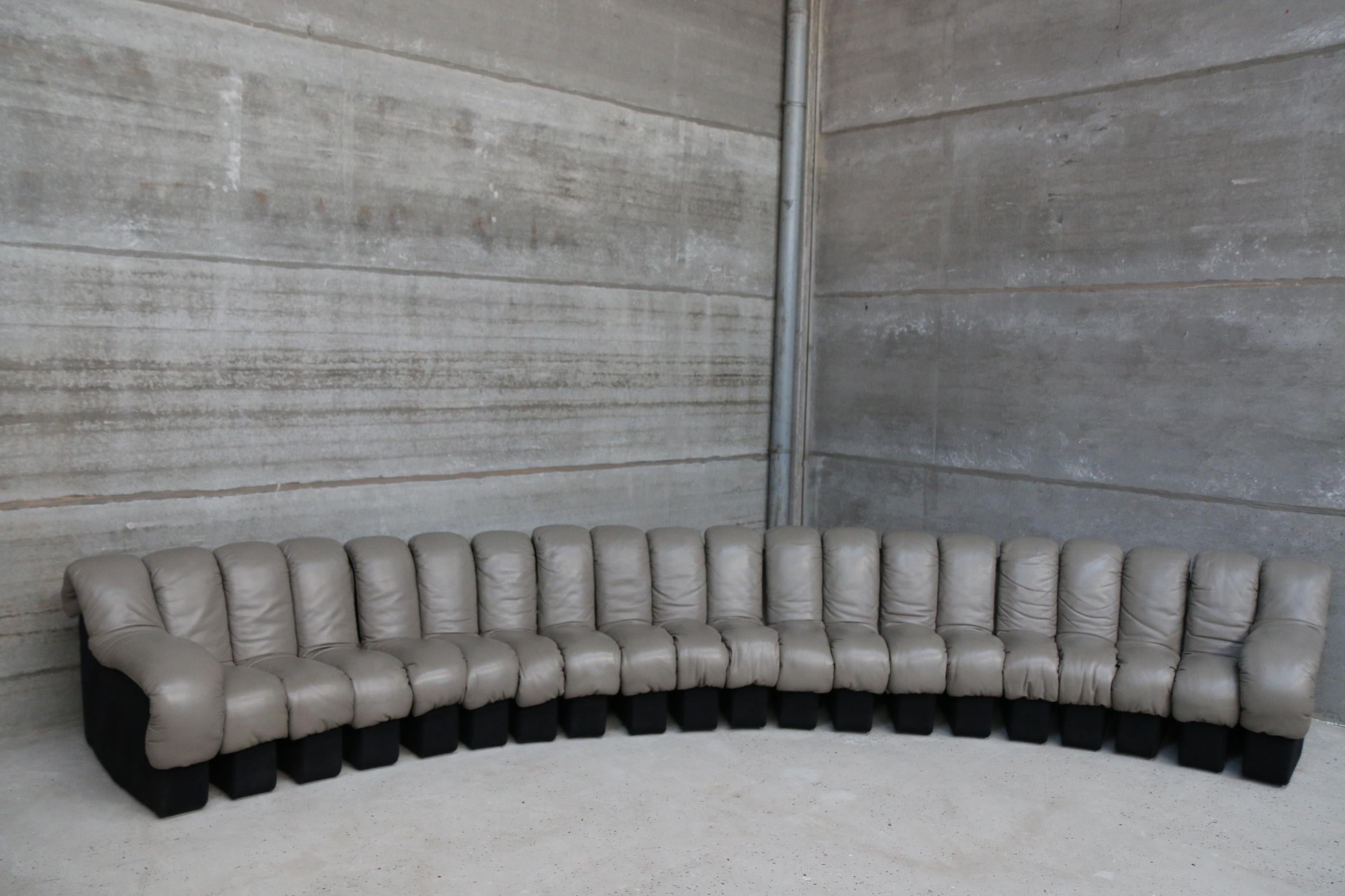 Magnificent cult ''snake sofa'' designed by Eleanora Peduzzi-Riva, Heinz Ulrich, and Ueli bergere for the Rolls Royce of sofa manufacturers De Sede Switserland.
This set is in superb vintage condition, it was located in a guest room and was not