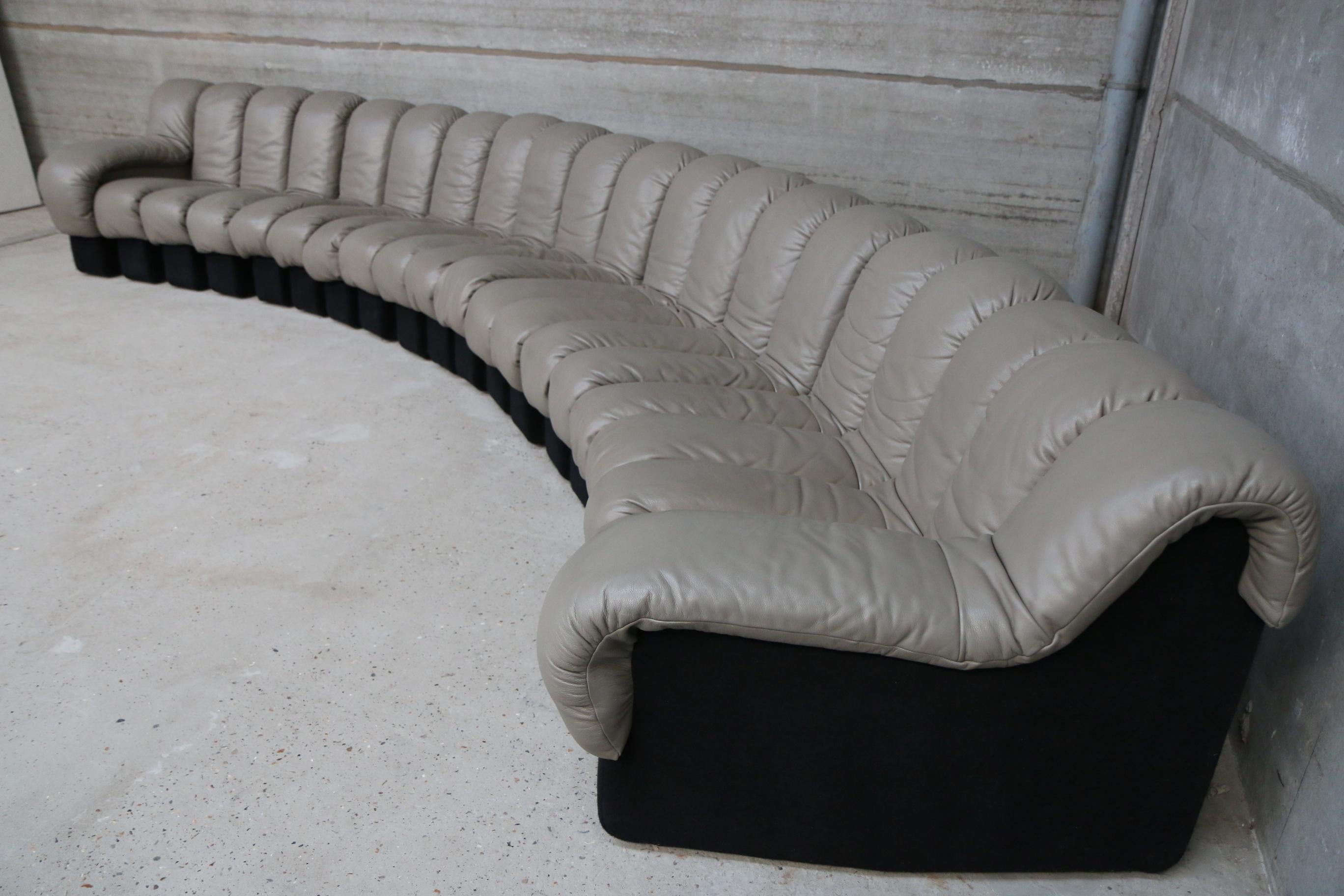 DS 600 De Sede ''Non stop'' or ''Snake sofa'', famous Cult design all original In Good Condition In Ostend, BE