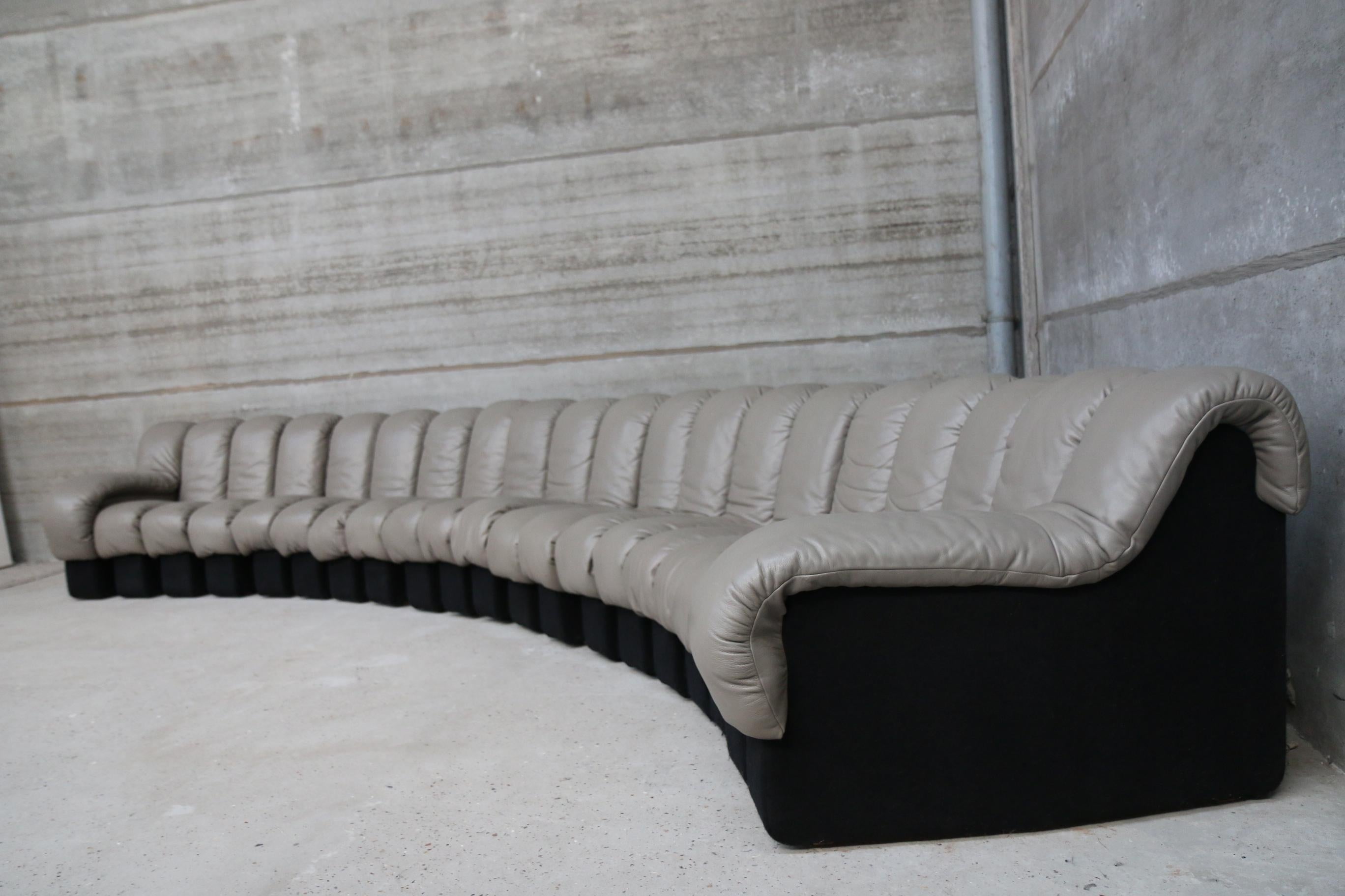 DS 600 De Sede ''Non stop'' or ''Snake sofa'', famous Cult design all original 1