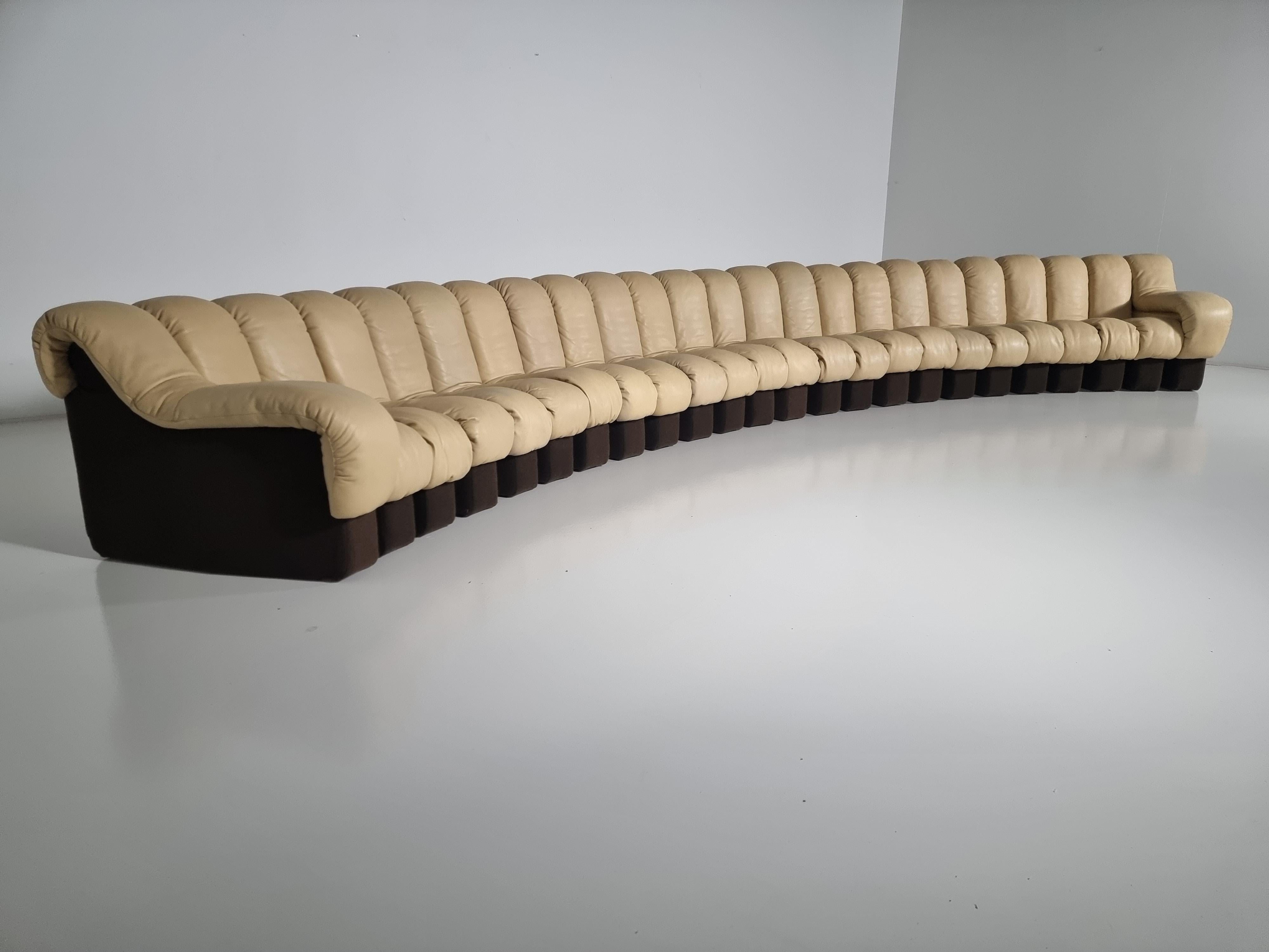 Mid-Century Modern Ds-600 'Snake' Sofa in Original cream Leather by De Sede Switzerland, 1970s