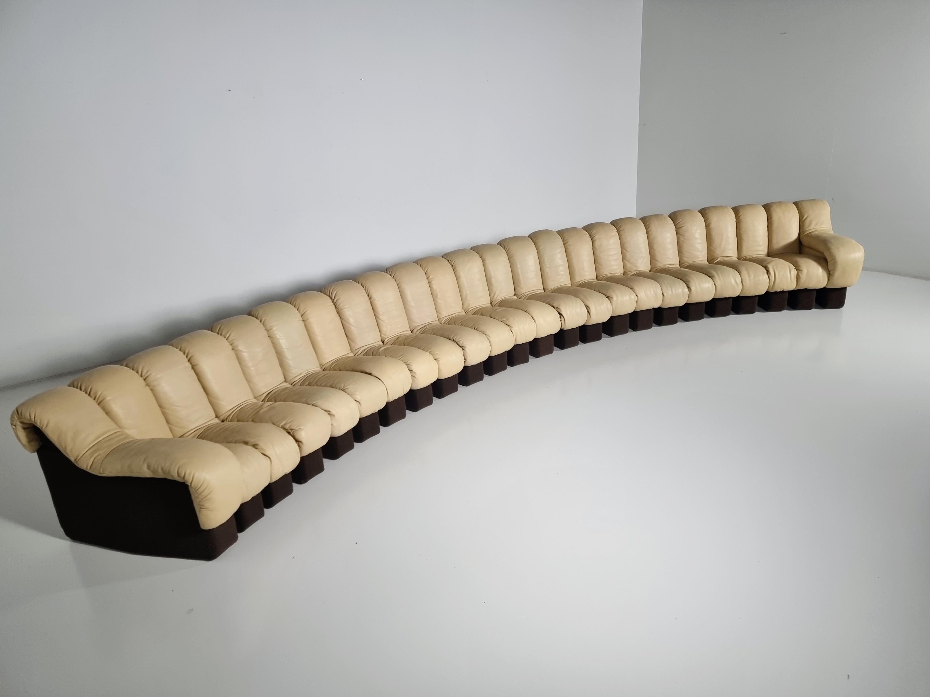 European Ds-600 'Snake' Sofa in Original cream Leather by De Sede Switzerland, 1970s