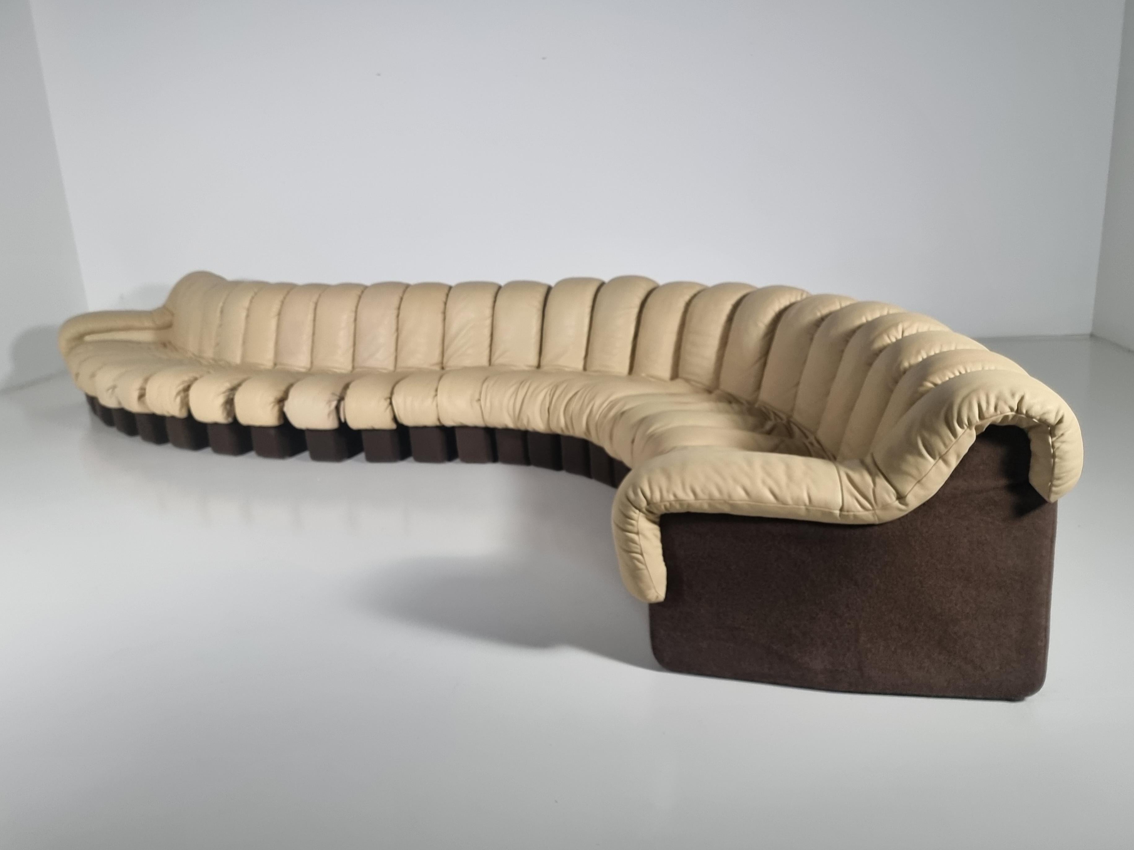 Late 20th Century Ds-600 'Snake' Sofa in Original cream Leather by De Sede Switzerland, 1970s