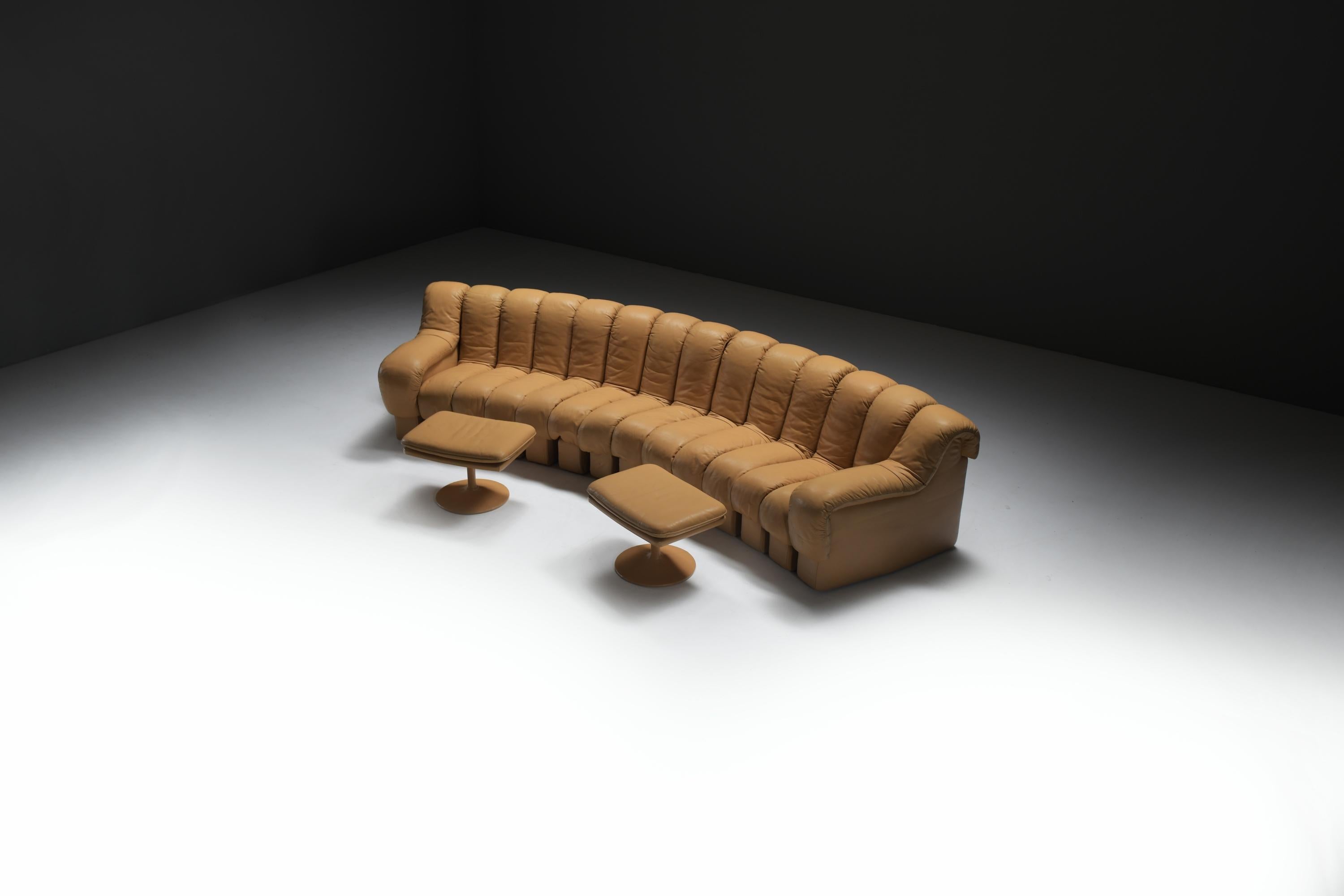 Early Edition De Sede DS-600 Modulares Sofa mit 2 passenden Ottomanen, 1972
Ikonisches Schlangensofa aus Vollleder in seltener Sammlerkonfiguration

Der 1972 vorgestellte DS-600 ist eines der ikonischsten modularen Sitzsysteme des 20. Jahrhunderts -