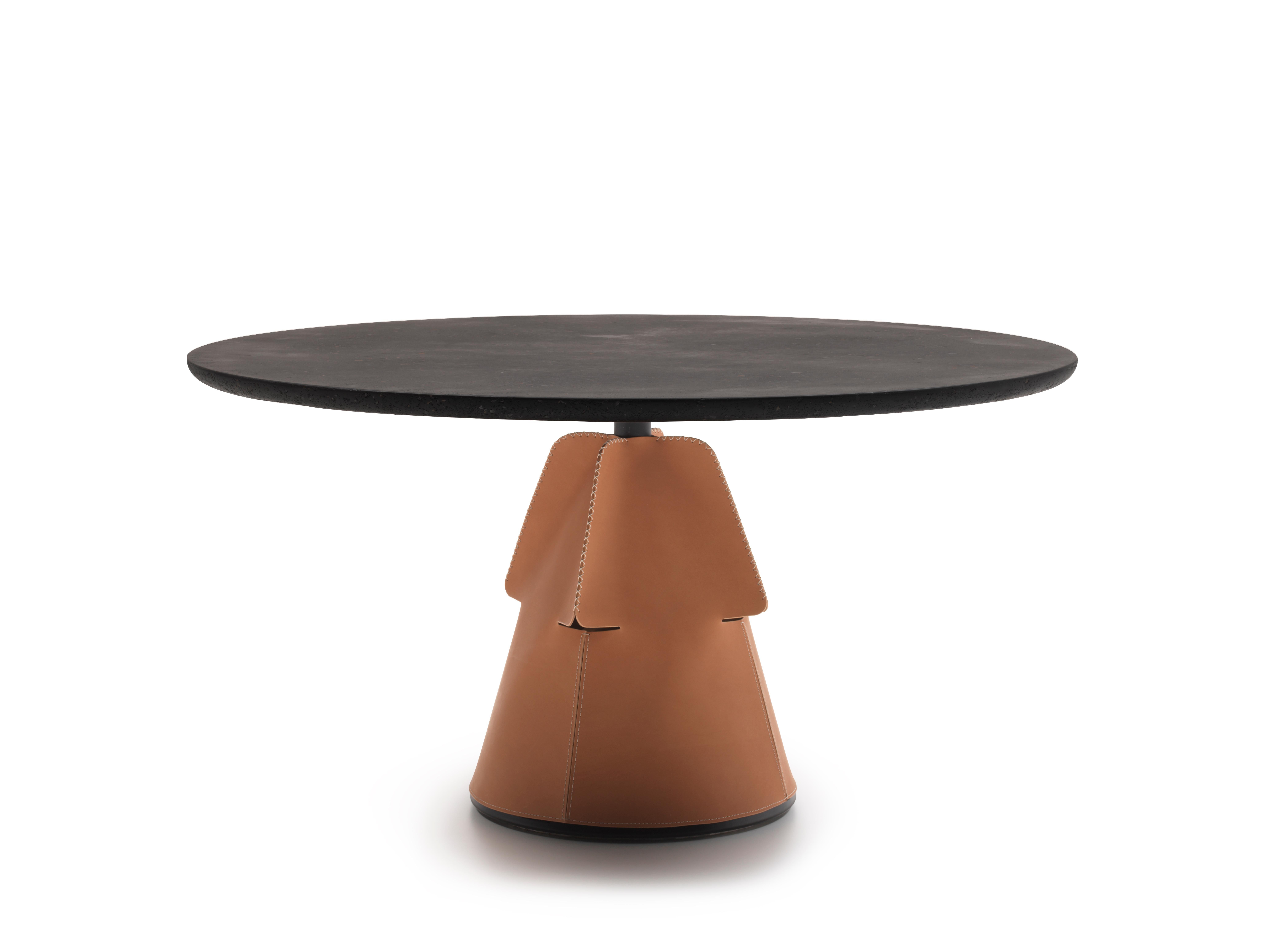 DS-615 coffee table by De Sede
Designer: Mario Ferrarini
Dimensions: 41 x 36 x 60 cm
Materials: Leather, stone or metal
Prices may change according to the chosen materials and size. 

One of the great passions of their master craftsmen is to