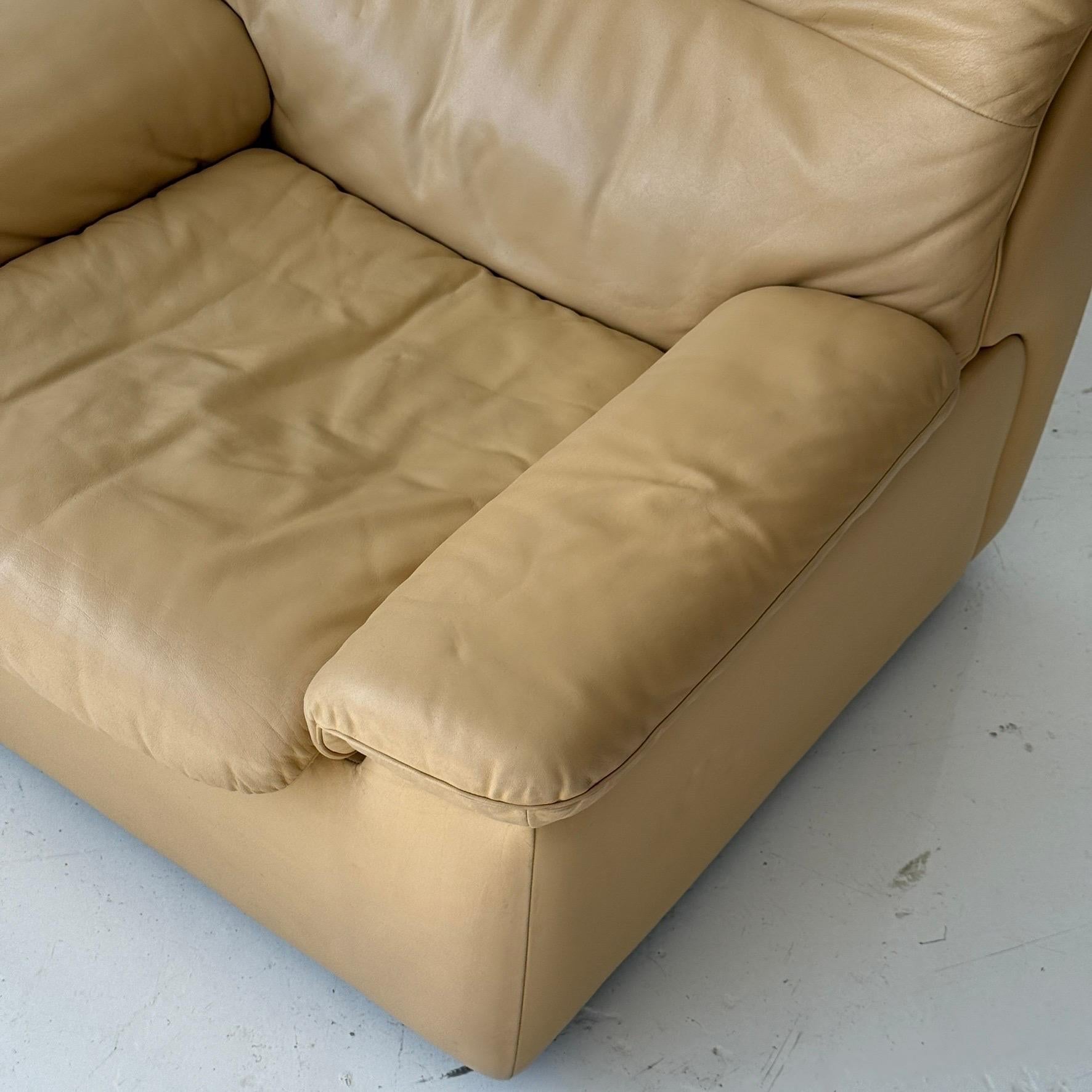 c. 1970s. Schweiz. Vollständige Büffellederkonstruktion, passendes Sofa erhältlich. 

