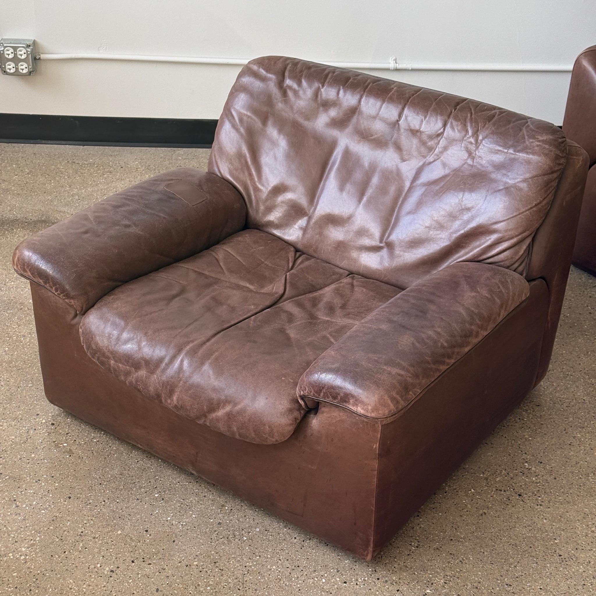 c. 1970s. Suiza. El precio es por el conjunto. Ponte en contacto con nosotros si quieres comprar un artículo suelto. Fabricado totalmente en cuero de búfalo, disponible un loveseat a juego. 

