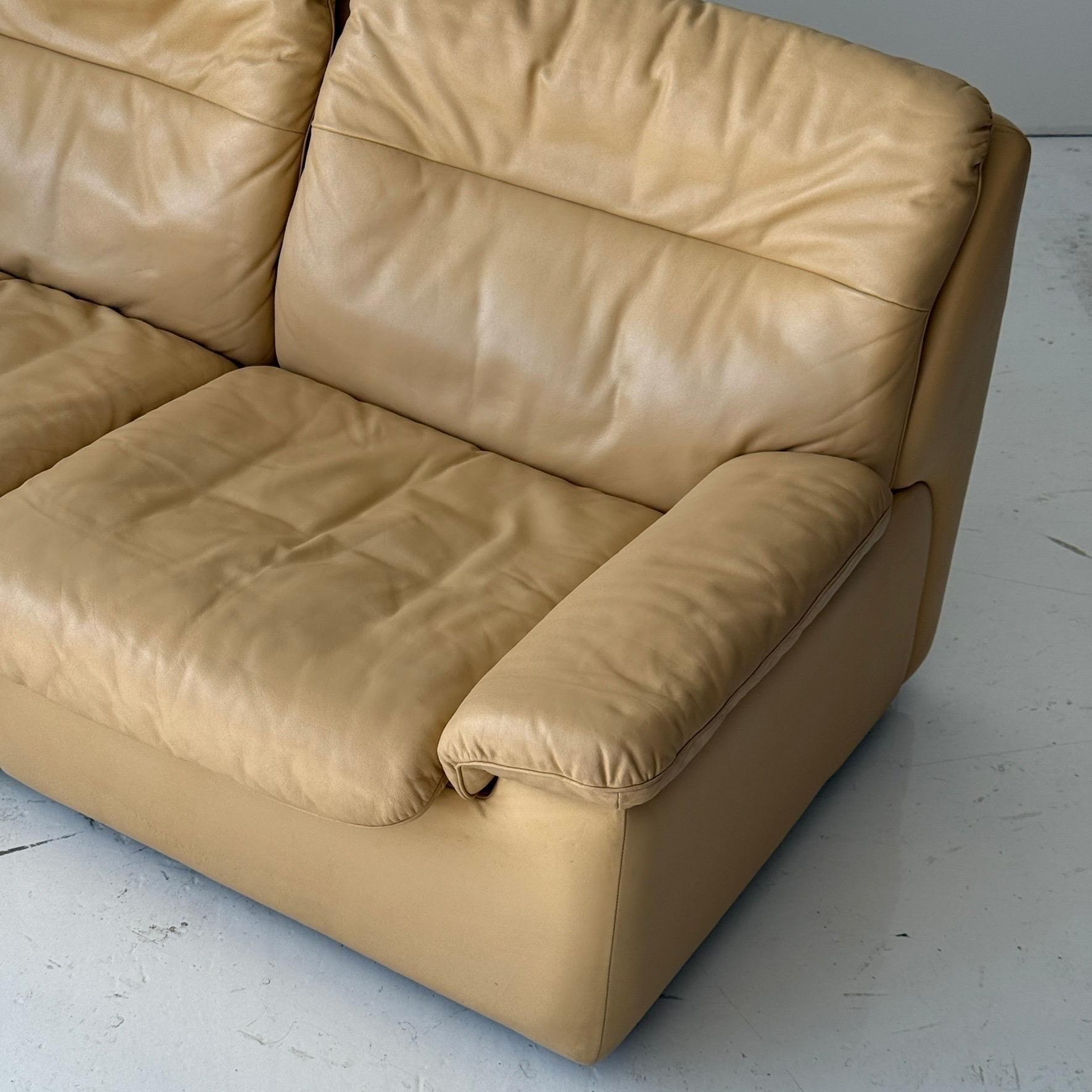 c. 1970s. Schweiz. Vollständige Büffellederkonstruktion, passender Stuhl erhältlich. 

