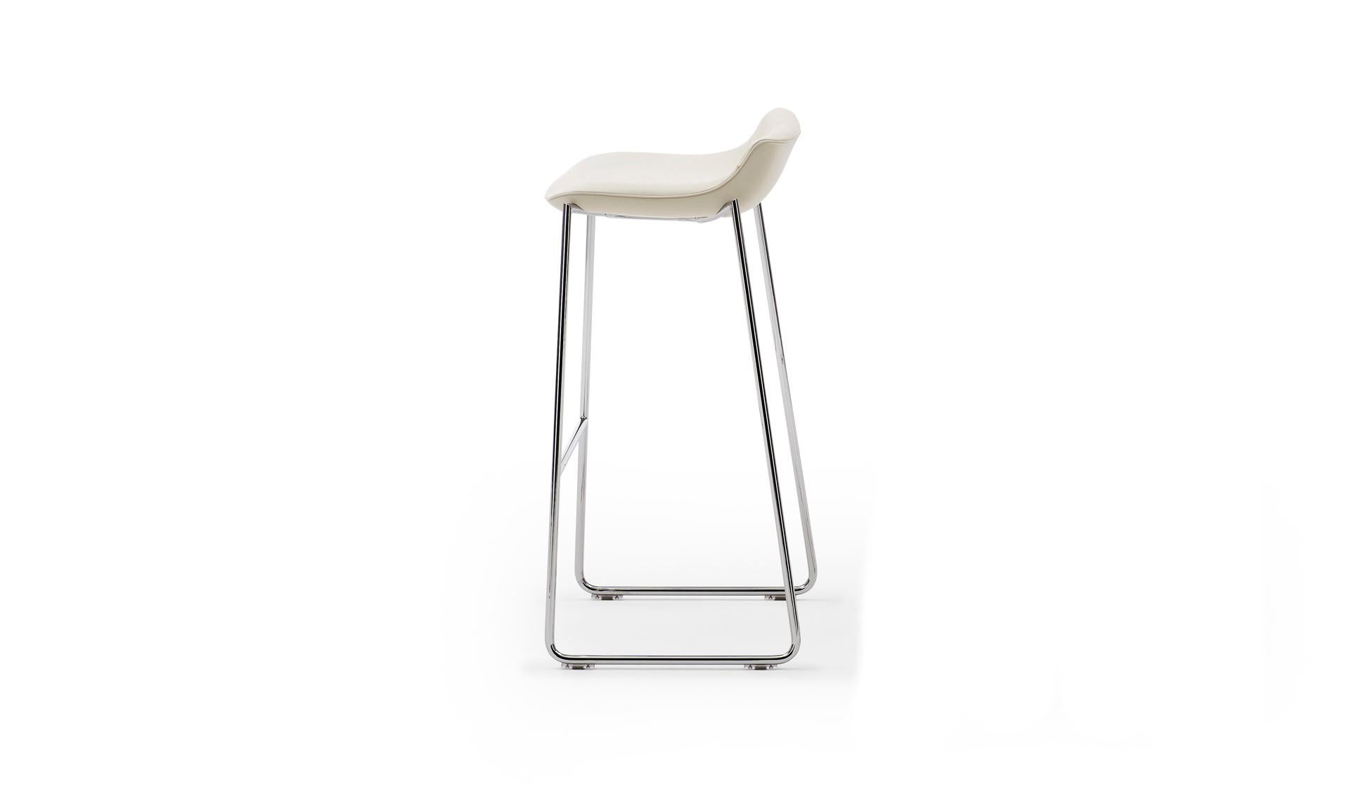 The DS-717/35 Barstool - Where simplicity meets the highest standards in seating comfort, thanks to the barstools ergonomic perfection of the leather covered seat shell. The tubular steel structure is finished with bright chrome-plating for a