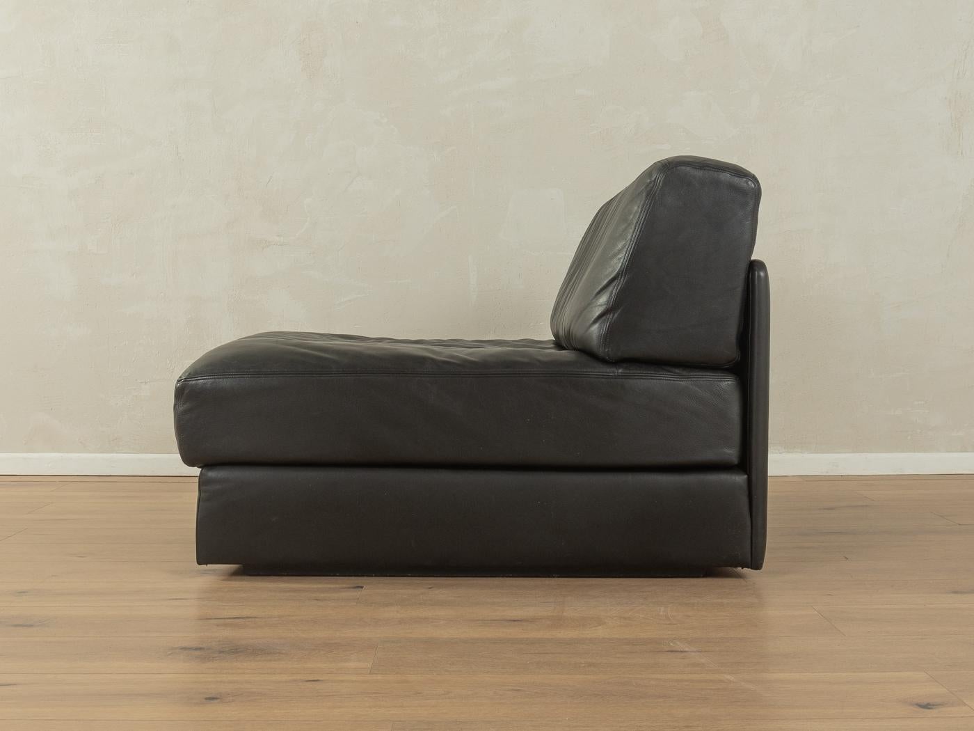 Modularer DS-76 Sessel aus den 1970er Jahren von de Sede mit dem markanten Originalbezug aus schwarzem Leder. Mit wenigen Handgriffen lässt sich der Sessel in ein Bett verwandeln. 

Qualitätsmerkmale:
sehr gute Verarbeitung
hochwertige