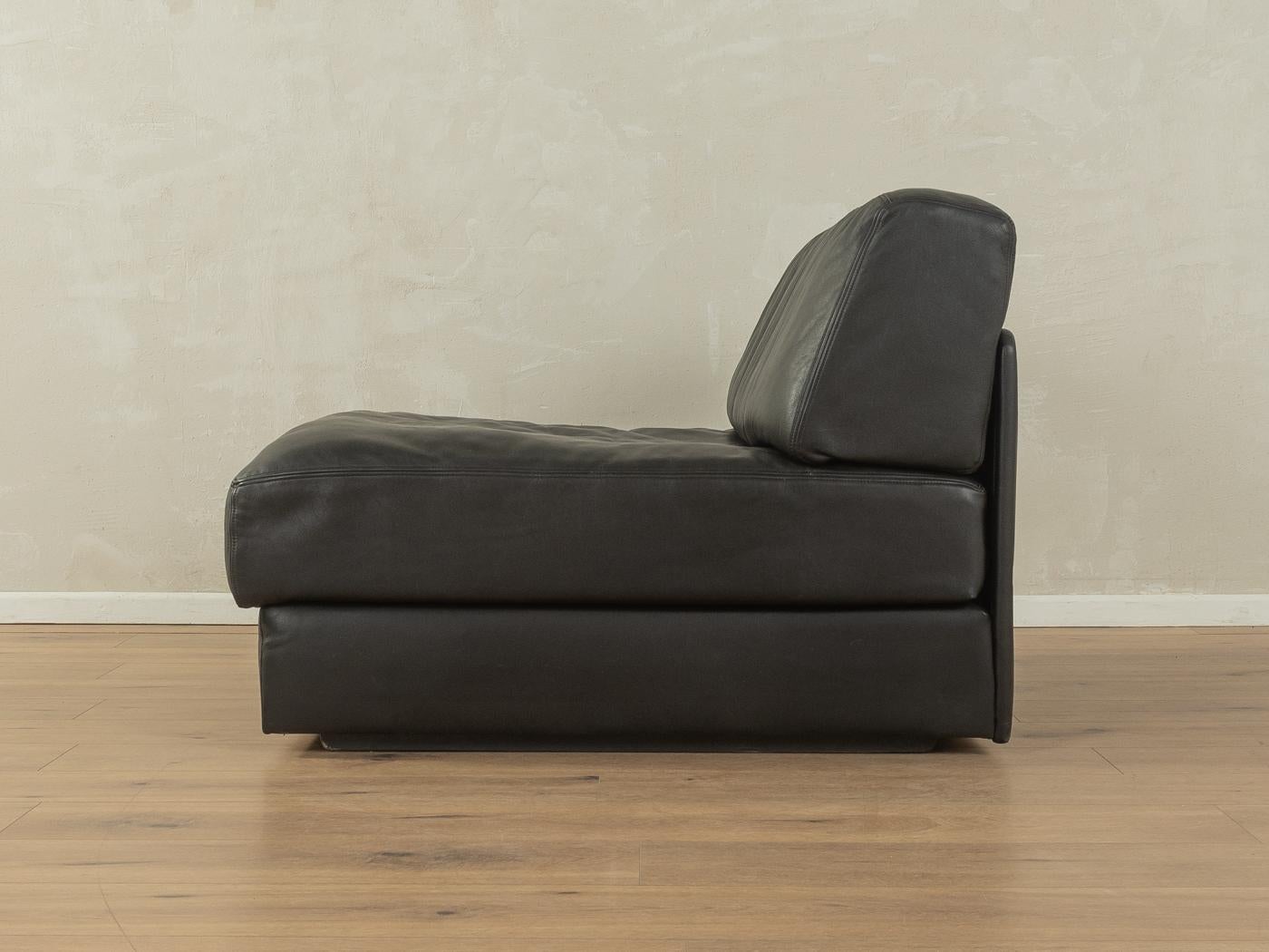 Poltrona modulare DS-76 degli anni '70 di de Sede con il sorprendente rivestimento originale in pelle nera. La poltrona può essere trasformata in un letto in pochi semplici passi. 

Caratteristiche di qualità:
ottima lavorazione
materiali di alta